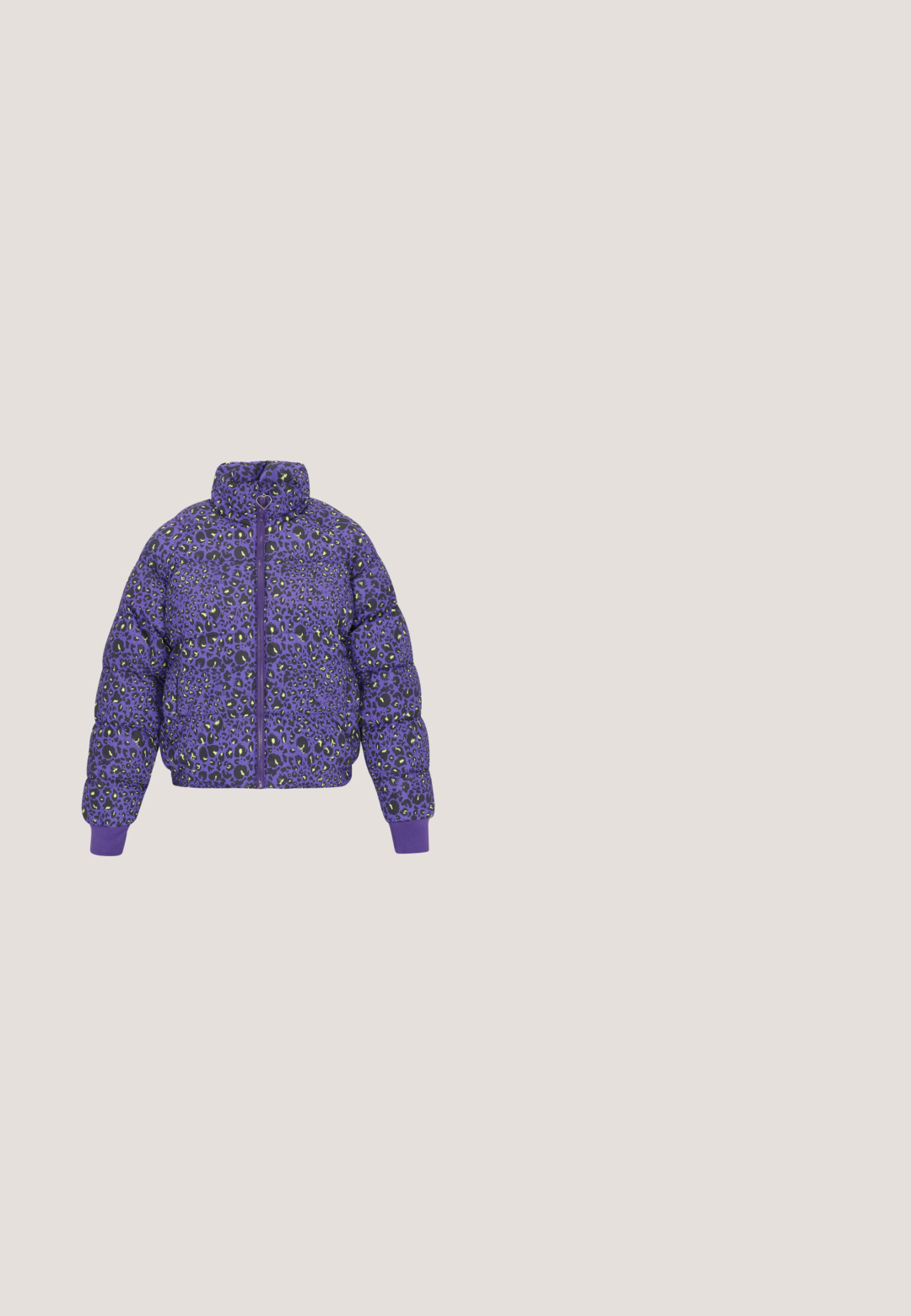 Chaqueta acolchada morada con estampado de leopardo en negro y verde lima, que presenta un alto collar, cierre de cremallera y puños acanalados.; Camiseta negra con un gráfico de un pato de dibujos animados con un lazo rosa y ojos azules, etiquetado "Daisy" en texto blanco debajo del diseño.; Shorts de mezclilla en azul oscuro, con un corte holgado, cinco bolsillos, texto bordado en dorado en la parte frontal y costuras en contraste a lo largo de las costuras.; Botín negro de plataforma gruesa con parte superior beige, decoraciones de perlas a lo largo de la suela y el puño, ribete con volantes y panel oscuro impreso en la parte frontal.; Bolso de cuero rojo para llevar al hombro con cremallera plateada, lazo trenzado decorativo rojo con colgante en forma de corazón y pequeña placa metálica rectangular con el logo.; Pulsera de cerámica blanca con diseño 3D de concha de caracol en espiral sobre una banda delgada sobre fondo liso.