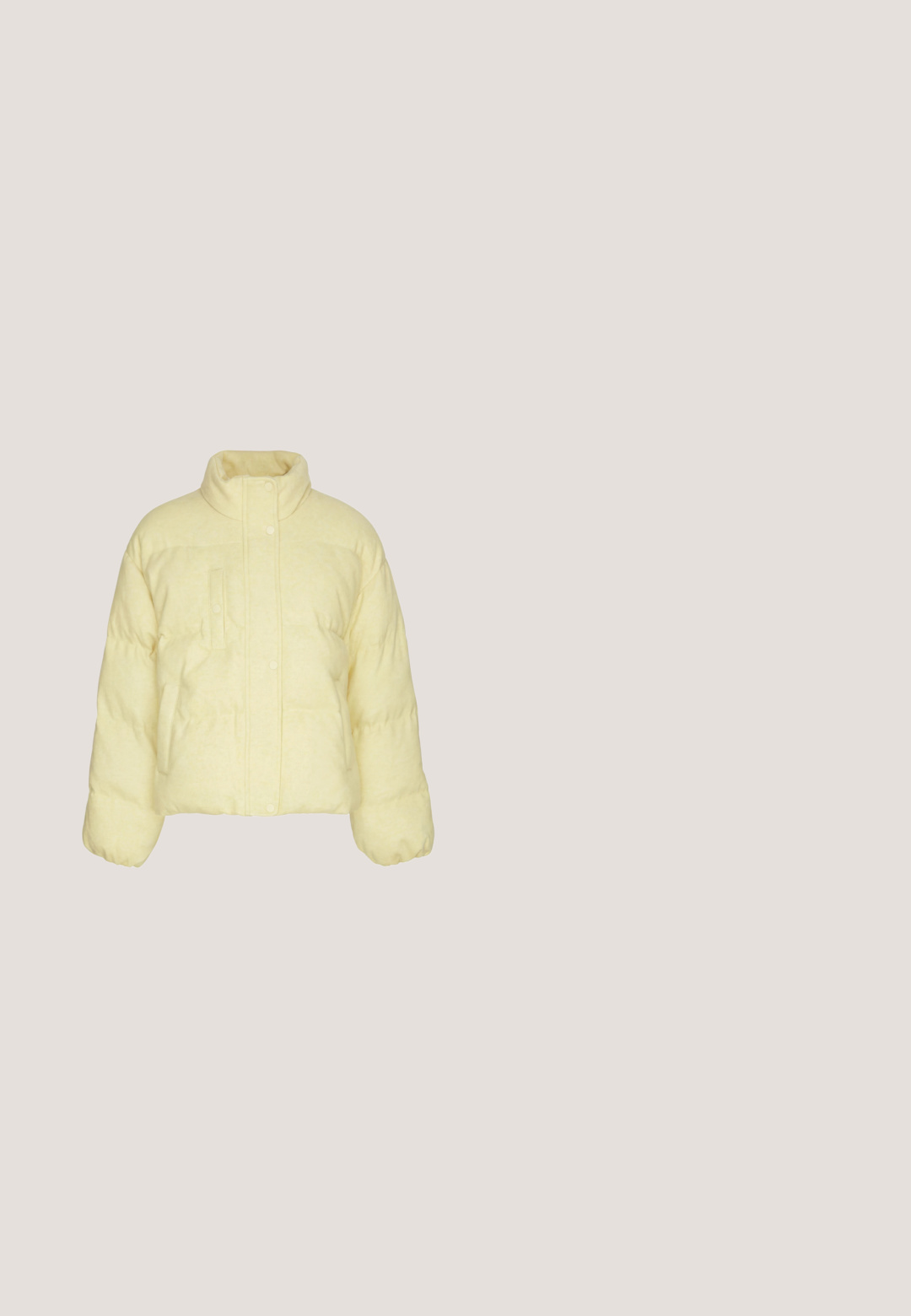 Lys gul polstret jakke med høj krave, trykknapper foran, brystlomme og sidelommer, vist på hvid baggrund.; Hvid kabelstrikket sweater med lange ærmer og rund halsudskæring samt lille broderet U.S. Polo Assn.-logo på venstre bryst.; Hvid t-shirt med korte ærmer, der har et sort og rødt pailletdesign af en sløjfe på brystet. Glat stof med en afslappet pasform.; Bredde ben blå denim jeans med medium vask. Har en snøre i taljen, frontlomme og en simpel finish uden yderligere pynt.; Hvide mesh sneakers med gyldne accenter og hjerte mønster. Har en tekstureret platåsål og rund tå. Snørebåndsdesign med metalliske detaljer.; Hvid håndtaske med fletdet håndtag øverst og aftagelig skulderrem, med en glat finish og diskrete syningsdetaljer.