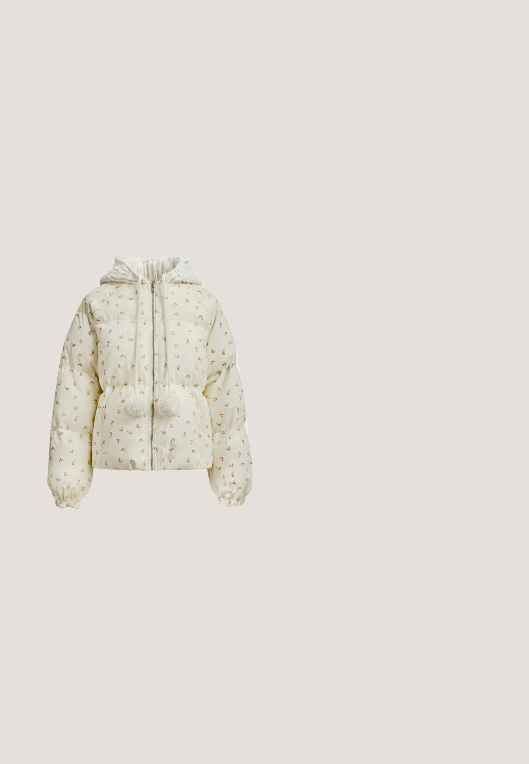 Flødefarvet polstret jakke med lille blomstermønster, frontlynlås, elastiske ærmegab og en strikket hætte med pompom snore.; Multifarvet cropped sweater med vandrette striber. Materialet har en blød, struktureret fornemmelse. Har rund halsudskæring og lange ærmer.; Hvid kortærmet skjorte med rund halsudskæring, med en lille broderet citron skive og ordet "Limon" på venstre bryst.; Lyseblå denim jeans med vid ben og høj talje, fem lommer og et falmet mønster. Har lynlås og knaplukning.; Beige og lyseblå sneaker med øvre del i glat læder, teksturerede detaljer, flade snørebånd og en tyk, lysebrun gummisål.; Lyseblå quiltet pung med lynlås rundt om og et gyldent Guess-logo i trekant i midten på forsiden.