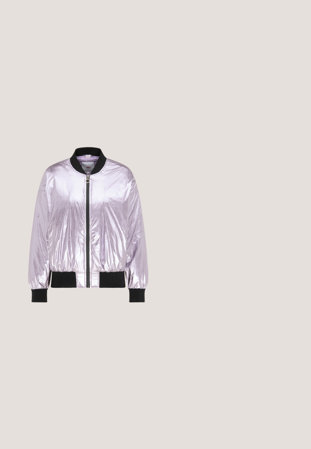 Blouson bomber brillant violet clair avec col, poignets et ourlet côtelés noirs, doté d'une fermeture éclair frontale avec un tirette en forme de cœur.; T-shirt en coton rose à manches courtes avec un motif de nœud orné de strass sur le devant. Encolure ras du cou, coupe décontractée.; Mini-jupe en sequins argentés avec un motif texturé et une coupe droite. Le tissu semble brillant et réfléchissant.; Baskets épaisses argent et blanc avec détails en mesh et cuir, semelle blanche épaisse, et logo "BUFFALO" sur la bride du talon.; Sac à main en argent métallique de forme rectangulaire, avec une fermeture éclair sur le dessus et une poche avant. Il est doté d'une courte poignée et d'une sangle réglable. Fini texturé.; Collier plaqué rhodium présentant une ligne continue de cristaux ronds et transparents, disposés de manière rapprochée pour un effet délicat et scintillant.