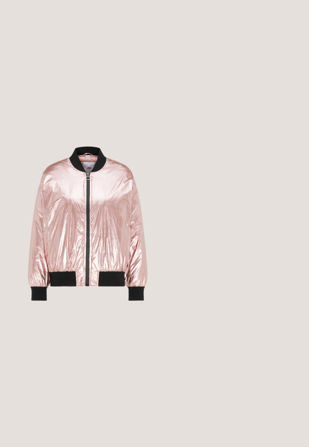 Glanzende metallic roze bomberjack met zwarte kraag, manchetten en tailleband, met een rits aan de voorkant met een hartvormige trekker.; Roze haltertop met strik in de nek en strassletters die "Juicy" aan de voorkant spellen.; Witte stof met bloemmotief, voorzien van pastelroze en groene bloemen, met een gestructureerd oppervlak en subtiele pailletten langs de onderrand.; Zilveren sportschoenen met een mesh bovenwerk, afgeronde zool, textuurdetails en versterkte accenten voor extra ondersteuning.; Kleine zilveren handtas met handvat bovenop, kettingriem en decoratieve strik met strass steentjes op de voorflap.; Zilveren armband met een vlindervorm ontwerp versierd met strass. Verstelbare ketting met een glijdende sluiting en een gladde, glanzende textuur.