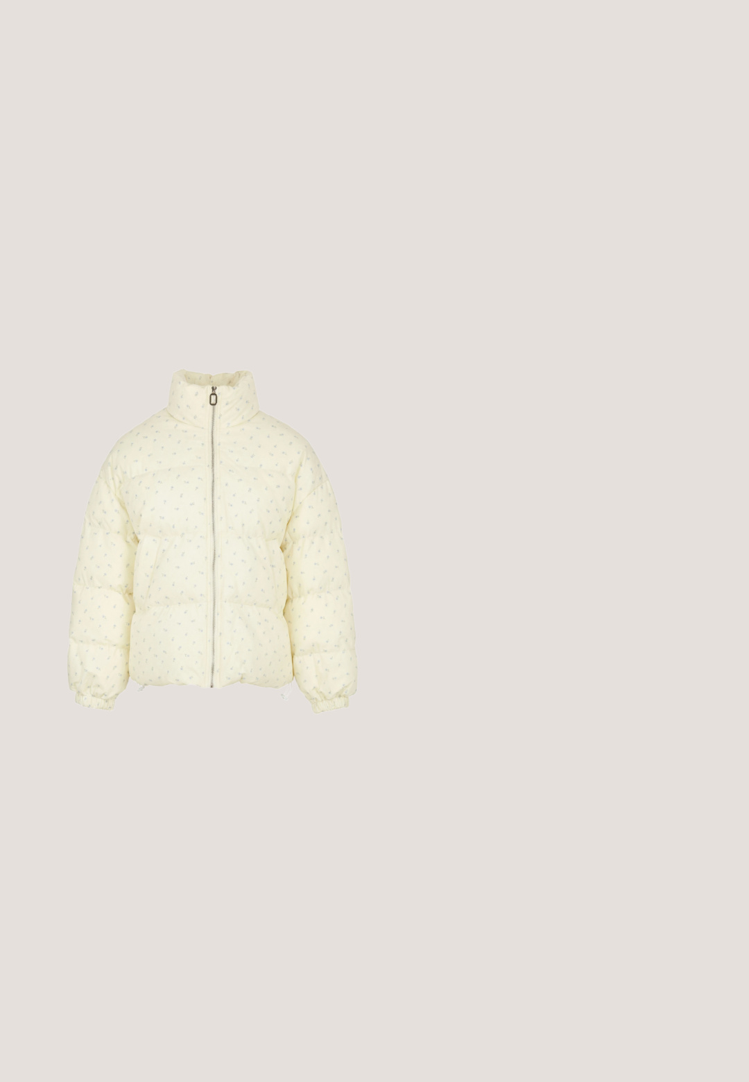 Cremefarbene Steppjacke mit hohem Kragen, Frontreißverschluss, elastischen Bündchen und einem kleinen hellblauen Blumenmuster im gesamten Stoff.; Kurzärmelige blassgelbe Bluse mit rundem Ausschnitt und gerafftem, plissiertem Detail an der Taille, das eine taillierte Silhouette erzeugt.; Weißer, weit geschnittener Stoffhosen aus Baumwolle mit Vordertaschen, Knopfverschluss und einem klaren, schlichten Design.; Beige und goldfarbener Sneaker in niedriger Ausführung mit Schnürsenkeln, strukturiertem Stoffobermaterial, "90"-Aufnäher und brauner Gummisohle mit der Marke "Steve Madden".; Hellbraune Wildledertasche mit doppelten Griffen, verziert mit kleinen runden Nieten entlang der Kanten, mittig geprägter Markenname.; Feine Goldkette mit abwechselnden, massiven und offenen herzförmigen Anhängern sowie einem verstellbaren Verschluss.