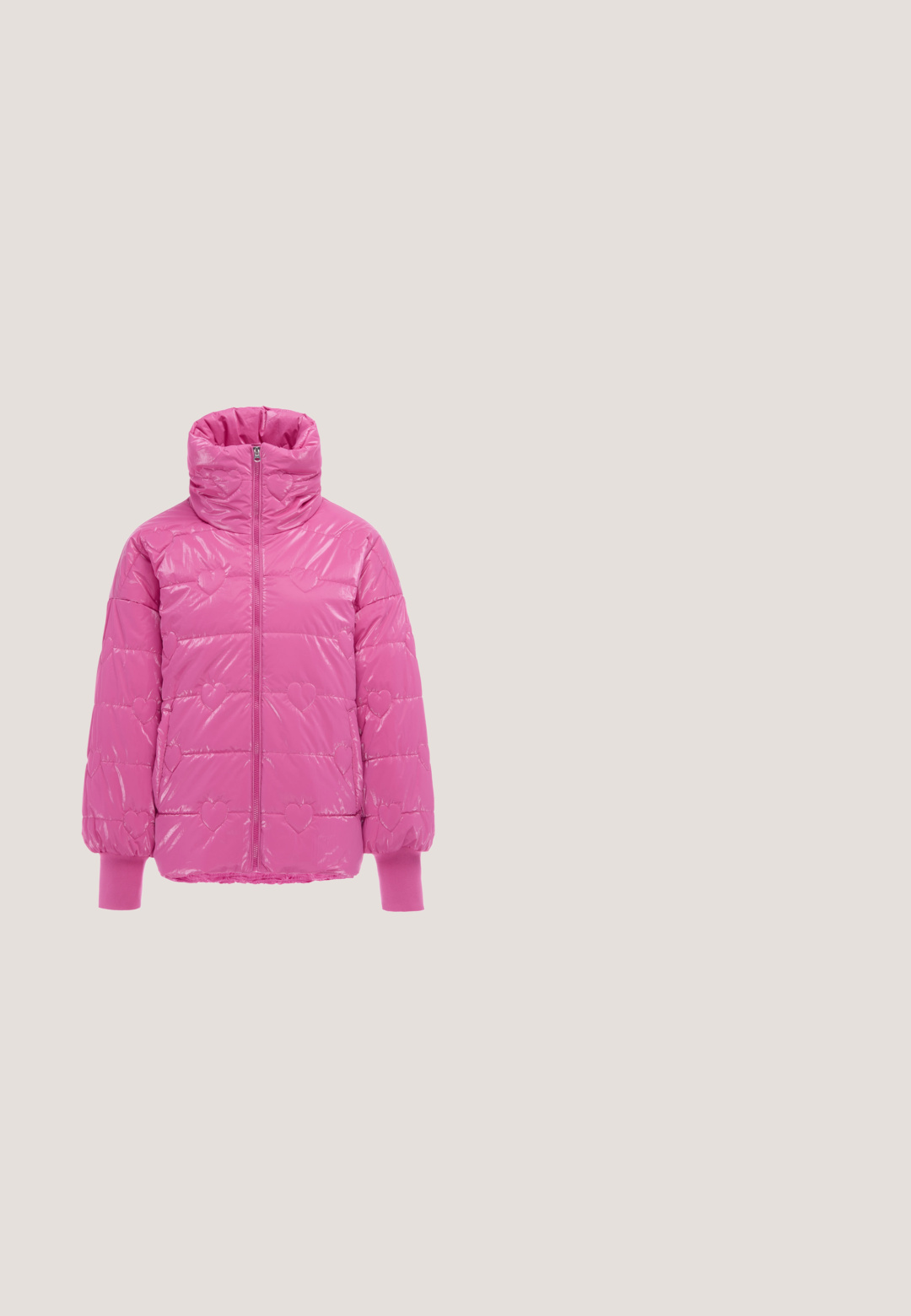 Roze donzen jas met hoge kraag, volledige ritssluiting aan de voorkant en hartvormige stikpatronen op de stof en elastische manchetten.; Zwart T-shirt met korte mouwen en een klein roze-oranje vlinderontwerp op het linkerborstgebied.; Felroze velours wijde broek met trekkoorden aan de taille en een strasskroon en de tekst "Juicy" op het bovenste linkerbeen.; Metalen roze en zwarte instapper met reliëf hartpatronen, gerimpelde kraag en "KOI"-label op de hiel.; Twee roze Juicy Couture-tassen, één grotere met kristallen letters en een handvat, één kleinere met witte letters en een polsriempje, op een grijze achtergrond.; Zilveren kettingarmband met een klein zilveren kattenbedeltje dat een roze hart vasthoudt, met een roze strik en blauwe jurkdetails.