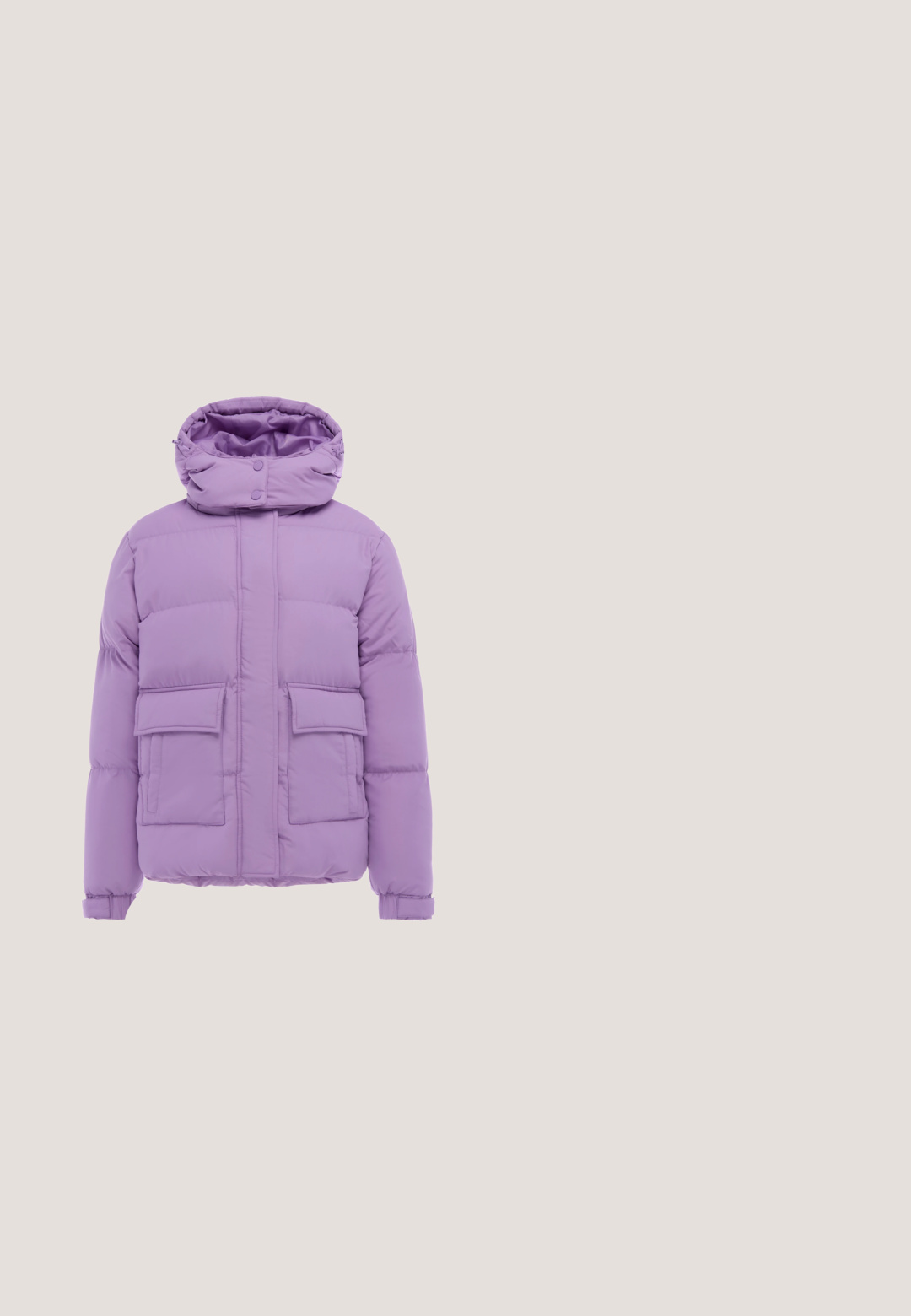 Paars gewatteerde winterjas met hoge kraag, capuchon, ritssluiting aan de voorkant, drukkers en twee grote klepzakken.; Lila trui met een hoge geribbelde col, drop shoulders en geribbelde zoom. Gemaakt van zachte stof met een soepele textuur.; Paarse joggingbroek met elastische tailleband en boorden, voorzakken en een trekkoord voor verstelbare pasvorm.; Roze suède enkellaarsjes met een zachte bontvoering, voorzien van twee knoopaccenten en een platte zool. Zachte textuur, casual ontwerp.; Lichtpaarse leren heuptas met ritssluiting aan de voorkant en verstelbare band, geplaatst tegen een witte achtergrond.; Lucardi COIN - Ketting - gold-coloured