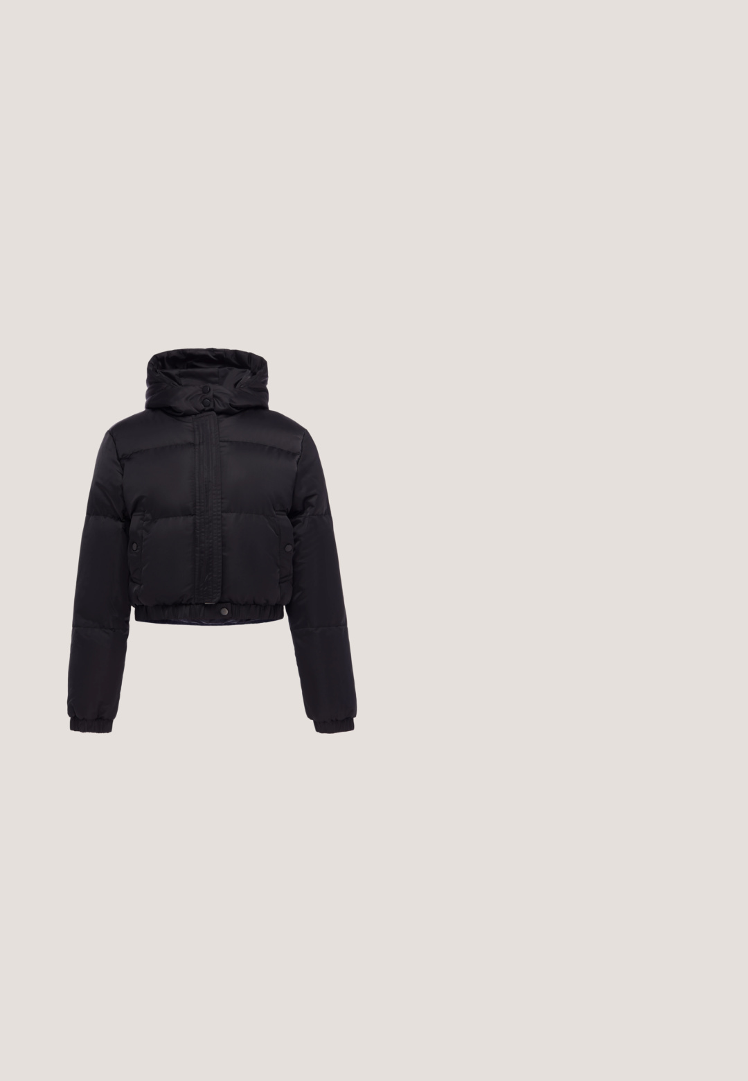 Zwarte pufferjas met capuchon, drukknoopsluiting aan de voorkant, elastische manchetten en twee zijzakken met knoopsluiting.; Zwarte sweatshirt van zachte katoen, met een ronde halslijn, lange mouwen en een trekkoordzoom voor aanpasbaarheid. Soepele textuur.; Zwarte lange mouwen crop top van zachte katoen, met een ronde halslijn en een fitted design met een klein groen label aan de zijkant.; Zwarte geribbelde fietsbroek met een hoge tailleband, voorzien van een gladde textuur en een knie-lange snit. Geen zichtbare patronen of hardware.; Zwart chunky sneaker met glanzende en gestructureerde stof, dikke zool, gevoerde kraag, treklus en vetersluiting, zijaanzicht getoond.; Zwarte schoudertas in halvemaanvorm met gevoerde riem en een klein rechthoekig logo-patch aan de voorkant in het midden.