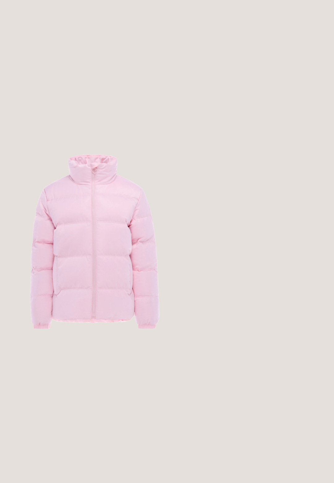 Hellrosa Steppjacke mit hohem Kragen, Frontreißverschluss, langen Ärmeln, horizontaler Steppung und Seitentaschen.; Helles rosa Sweatshirt mit langen Ärmeln aus weichem Material. Mit einem kleinen gestickten Herz auf der linken Brust. Rippbündchen am Kragen und an den Ärmeln.; Hellrosa elastische Taillenweite mit weitem Bein, dezentes Seitenlogo, entworfen für die legere Freizeitkleidung.; Niedrig geschnittene Sneaker aus einer Mischung aus weißem Leder, rosa Wildleder und beigen Akzenten. Sie verfügen über perforierte Seiten, weiße Schnürsenkel und eine strukturierte Sohle.; Weiche rosa rechteckige Schultertasche mit gepolstertem langem Träger und Griff, minimalistisches Design, Kapten & Son Logo vorne mittig.; Goldene Halskette mit runden, rosa Edelsteinen, die entlang der Länge verteilt sind, strukturierten Gliedern und einem zarten Design.