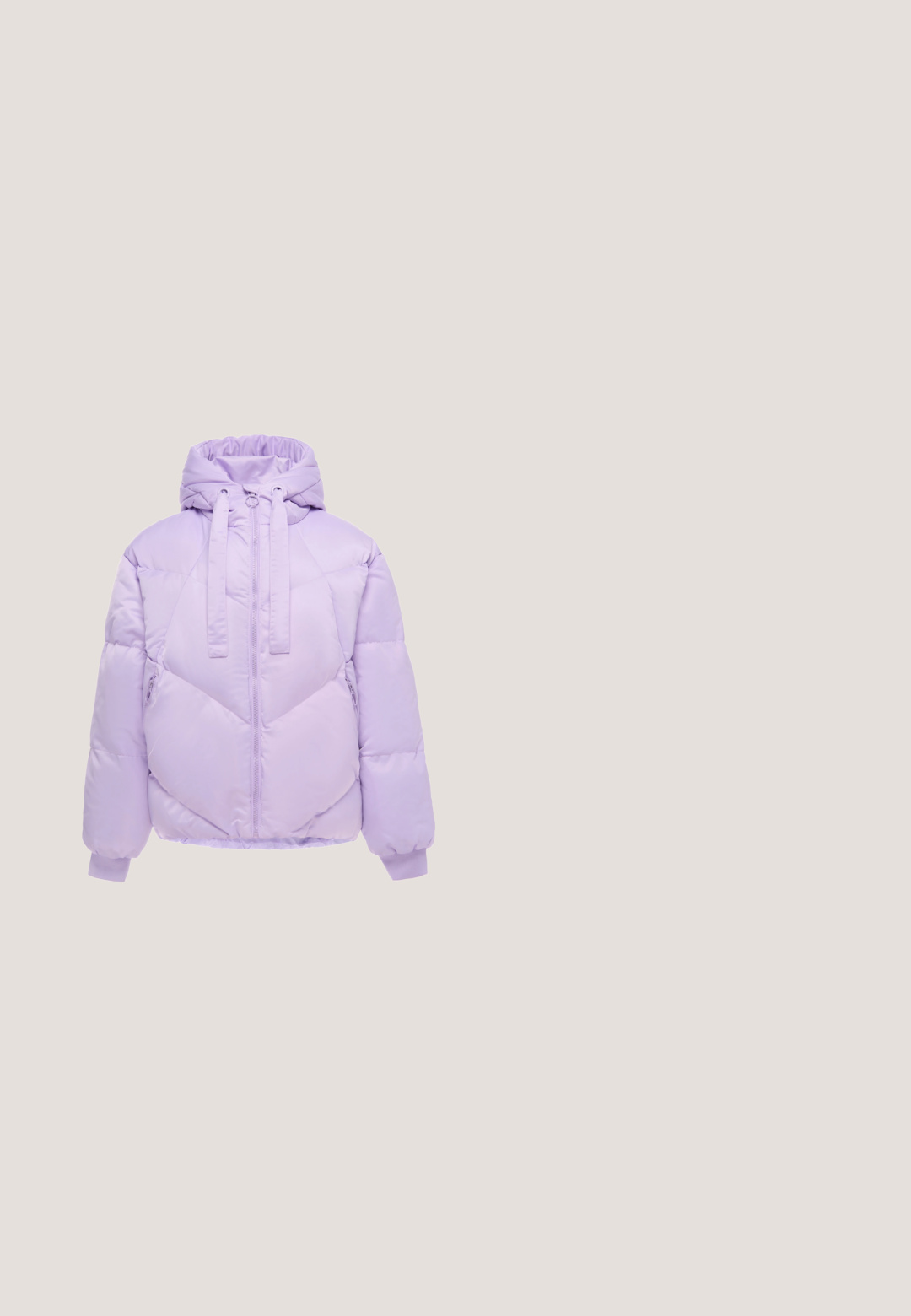 Lichtpaarse gewatteerde jas met capuchon, ritssluiting aan de voorkant, trekkoorden, zijzakken en geribde boorden aan de mouwen.; Lavender cropped sweatshirt van zachte katoen, met lange mouwen en ribgebreide manchetten. Op de voorkant staat geborduurde tekst "Stay Wonderful."; Lichtpaarse T-shirt met korte mouwen met een kleine afbeelding van een pizzapunt op een kaartje met label "THE PIZZA" op de linker bovenborst.; Lichtpaarse fleecebroek met een gestructureerd honingraatpatroon, elastische tailleband en taps toelopende boorden bij de enkels. Zacht en warm materiaal.; Hoge sneakers met een wit en lavendel ontwerp, voorzien van roze kralenaccenten en een ster charm, geplaatst tegen zwarte geribbelde sokken.; Lila nylon pouch met een rechthoekige vorm, gladde textuur, zilveren rits en het woord "EXPATRIATE" gedrukt in een reflecterende afwerking.