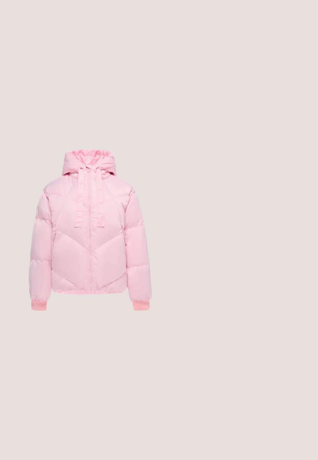 Hellrosa wattierte Winterjacke mit Kapuze, Frontreißverschluss, Kordelzügen und gerippten Bündchen an den Ärmeln.; Vero Moda VMBEA - Sweatshirt - bonbon; Rosa Kurzarm-T-Shirt mit rundem bordeauxrotem Halsausschnitt und gestreiften Akzenten an den Ärmeln. Hergestellt aus weichem Material, mit lockerem Schnitt.; Hellrosa Sweatpants aus weichem Material mit elastischem Bund und zulaufenden Bündchen. Glatte Textur ohne sichtbare Muster.; Pink-weißer Sportschuh mit Mesh- und Wildlederdetails, der über grauen Betonstufen schwebt.; Rosa gepolsterte Tragetasche mit zwei strukturierten Griffen, einem rechteckigen Boden und einem Etikett mit der Aufschrift "MADS NØRGAARD KOPENHAGEN." Glatte Oberfläche.