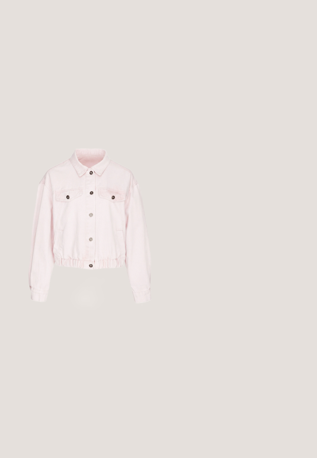 Lyserød cropped jakke med lange ærmer, knapper foran, brystlommer med klap og elastisk talje.; Pink kortærmet t-shirt med tætsiddende silhuet og ribbet kant. Udsmykket med "FELICIOUS" i fede rhinsten på forsiden.; Lyserøde og hvide stribede shorts lavet af blødt stof. Har et tætsiddende design og en glat talje med ingen ekstra detaljer eller hardware.; Lyserød sneaker med overdel i læder og ruskind, hvid gummisål, rundet tå, seks snørehuller og logodetalje på hælen.; To farverige tasker med legende emoji, tekst og symbolmønstre, den ene med indpakkede håndtag og den anden rektangulær og flad.; Farverige hjerteformede slikcharms i pink og grøn med tekst, accentueret af guldlænker og klare krystaller, justerbare med en hjerteklips.