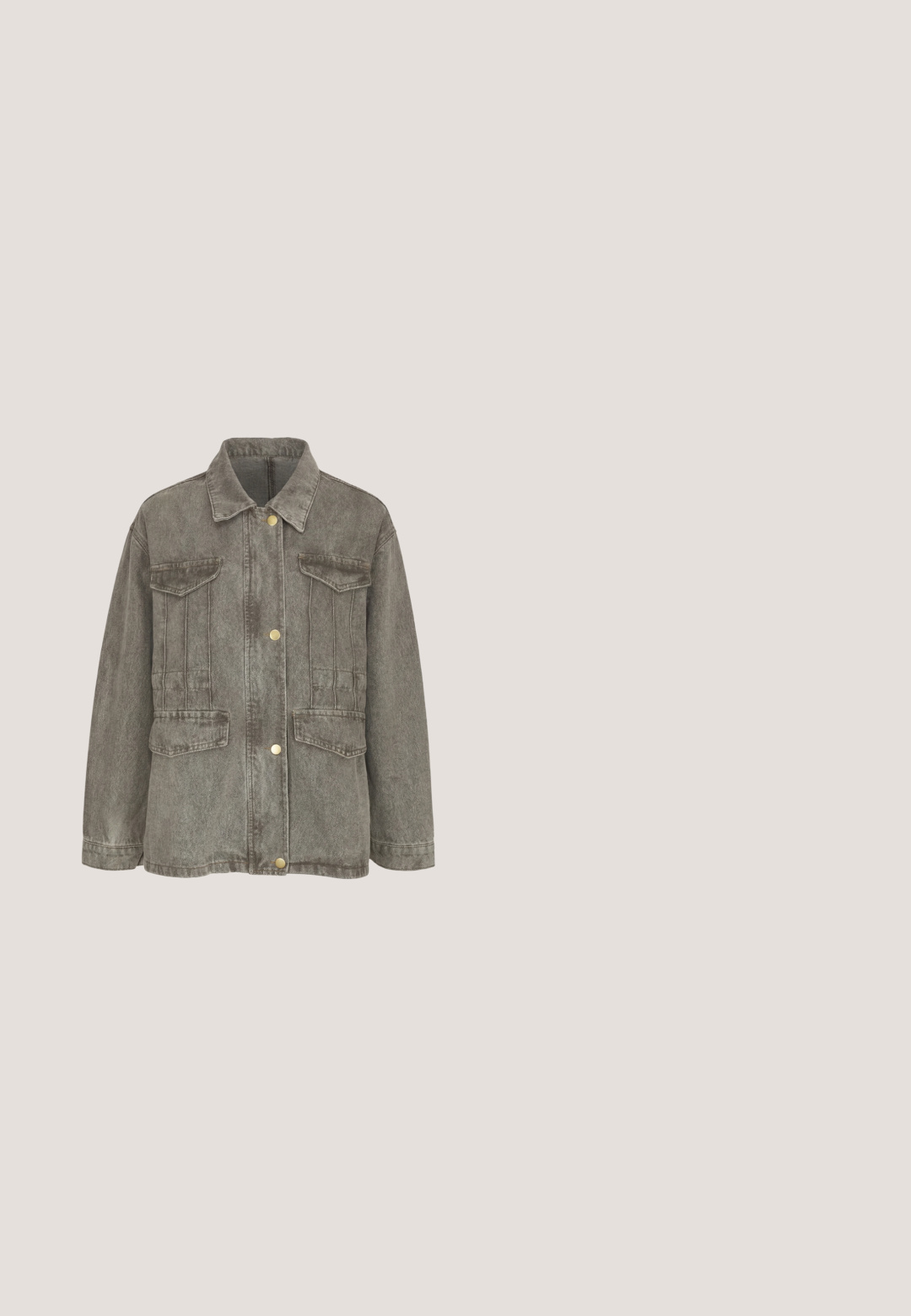 Graue Denimjacke mit langen Ärmeln, Kragen und vier Klappentaschen, vorne mit metallischen Druckknöpfen verschlossen.; Schwarzes Kurzarm-T-Shirt mit fünf metallischen Blumenapplikationen und Nietenakzenten, aus weichem Stoff mit einer lockeren Passform.; Schwarze Denim-Shorts mit vorne liegendem Knopfverschluss, Gürtelschlaufen, zwei vorderen Taschen und einer kleinen Münztasche, flach auf weißem Hintergrund.; Schwarzer Knöchelstiefel mit spitzem Zeh, geripptem Obermaterial, verstellbarem Riemen mit einer runden silbernen Schnalle und einem klobigen Absatz. Glatte Ledertextur.; Desigual SMALL 3D EMBOSSED - Handtasche - black; Silberne Halskette mit acht kleinen herzförmigen Anhängern mit filigranen Wirbelmustern, flach auf hellem Hintergrund ausgelegt.