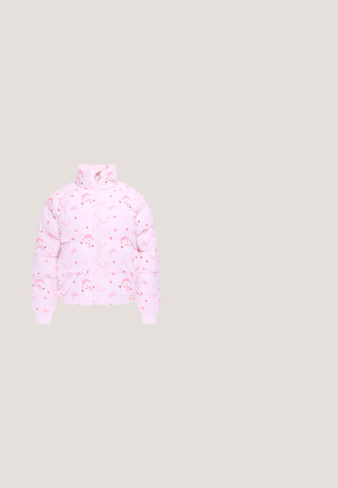 Veste matelassée rose avec fermeture éclair complète et motifs bonhomme de neige, cœurs et nœud, avec un col montant et un curseur de fermeture éclair en forme de cœur.; T-shirt en coton blanc à manches courtes, avec un imprimé de cerise rose et nœud sur la partie gauche de la poitrine. Col rond, coupe décontractée.; Pantalon rose à jambes droites avec fines rayures blanches verticales, poches avant, passants pour ceinture et ceinture en tissu à nouer à la taille.; Chaussures à talons rose satinées avec un bout pointu et un grand nœud sur le devant. Texture lisse et design à talon ouvert.; Sac à main en cuir matelassé rose avec poignée supérieure, fermoir métallique argenté et bandoulière en tissu ajustable avec inscription rouge « MARC ELLIS ».; Bracelet en argent avec chaîne alternée et perles blanches, orné d'un nœud central en argent et fermeture à pince homard.