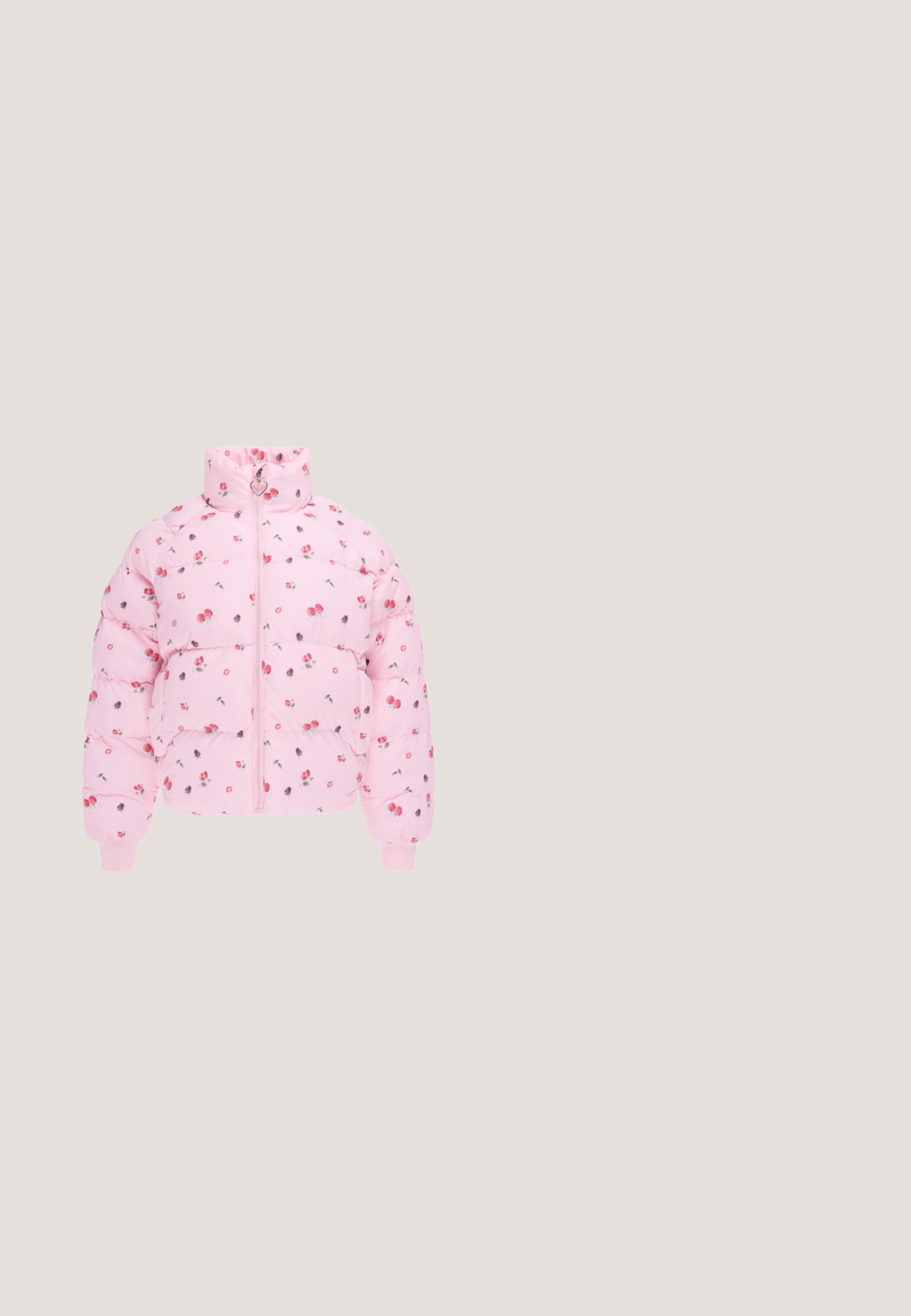Doudoune rose clair avec petit imprimé floral rouge et violet, zip frontal avec tirette en forme de cœur et poignets côtelés aux manches.; T-shirt rose à manches courtes en coton doux, comportant un texte blanc indiquant "Ja nee, ist klar," dans une police décontractée. Encolure ronde, coupe standard.; Shorts en denim rose taille haute avec bouton et fermeture éclair à l'avant, passants pour ceinture, ainsi que poches latérales et arrière.; Baskets tricotées rose vif et rouge avec logo et lacets rose clair, semelle blanche et semelle en caoutchouc marron flottant au-dessus d'une surface en béton.; Sac à épaule rectangulaire rose avec finition crème et bandoulière réglable, avec "Real SuperDry" et texte japonais imprimés à l'avant.; Design de fleurs aux couleurs vives en rose et jaune, avec des formes de pétales roses allongées entourant une forme ronde jaune centrale. Fini brillant.