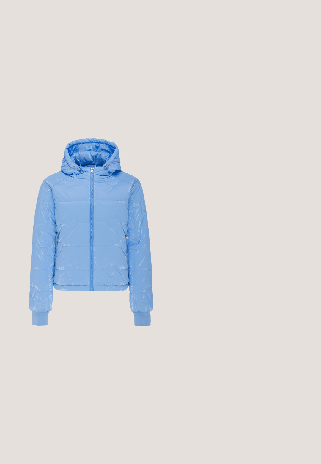 Hellblaue gesteppte Daunenjacke mit Kapuze, Frontreißverschluss, gerippten Bündchen und dezentem herzförmigem Steppmuster.; Weißes T-Shirt mit kurzen Ärmeln und einem hellblauen Teddybär-Motiv mittig auf der Vorderseite sowie einem runden Ausschnitt.; Helle blaue Denim-Jeans mit geradem Bein, die ein Gittermuster aus silbernen Nieten und ein klassisches Fünf-Taschen-Design aufweisen.; Sneaker mit einem hellgrauen und blauen Textil-Obermaterial, verziert mit Pailletten und Strasssteinen, und einer Laufsohle aus Gummiprofil.; Blaues Lederhandtäschchen in Halbmondform. Mit Blumenausschneiden und Metallakzenten. Verstellbarer Trageriemen und Reißverschluss. Markenlogo sichtbar.; Silberne Kettenarmband mit einem Herzanhänger, der mit "GUESS AMORE" graviert ist, sowie einem kleinen Herzakzent und einem dreieckigen Anhänger.