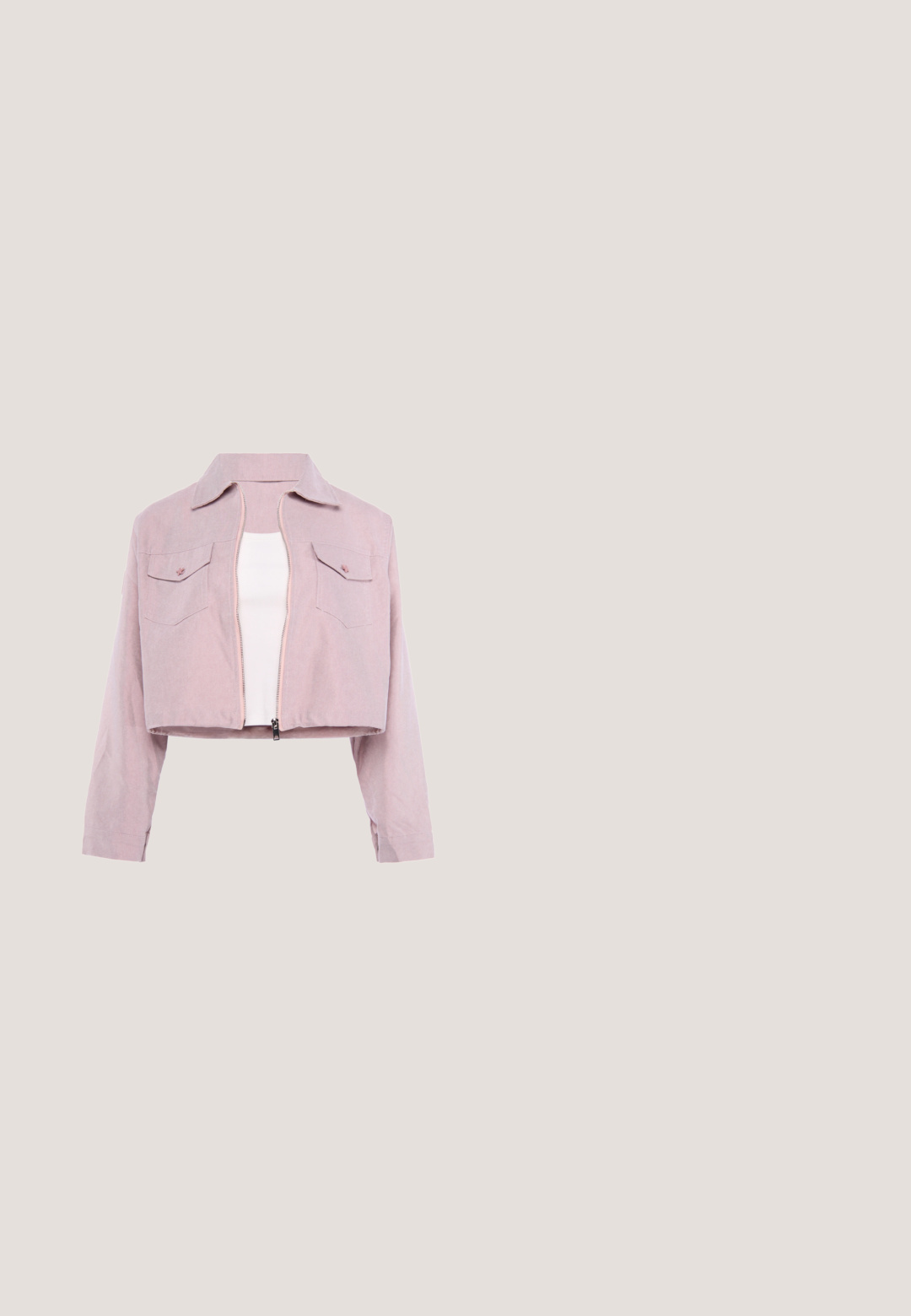 Hellrosa kurz geschnittene Jacke mit langen Ärmeln, Frontreißverschluss, Kragen und zwei knöpfbaren Brusttaschen über einem weißen Top.; Rüschenärmelkleid in staubrosé mit Spitze, V-Ausschnitt, elastischem Bund und gestuftem Rock mit Ausschnittmustern.; Rosa Wildleder Slingback-Pumps mit spitzem Zeh, geknotetem Detail am Vorderblatt und einem Blockabsatz mittlerer Höhe. Glatte Textur und elegantes Design.; Cat-Eye-Sonnenbrille mit roségoldfarbenem Metallrahmen und verlaufenden braunen Gläsern auf weißem Hintergrund.; Kleine cremefarbene gesteppte Handtasche mit Tragegriff oben, goldener Kettendetail und goldener rechteckiger Verschluss, der mit dem ALDO-Logo vorne in der Mitte graviert ist.; Ohrhänger in Goldoptik mit pinken und weißen Emailleblumen, Perlenzentren, klaren Schmucksteinen und kleinen Schmetterlingsanhängern, die darunter hängen.