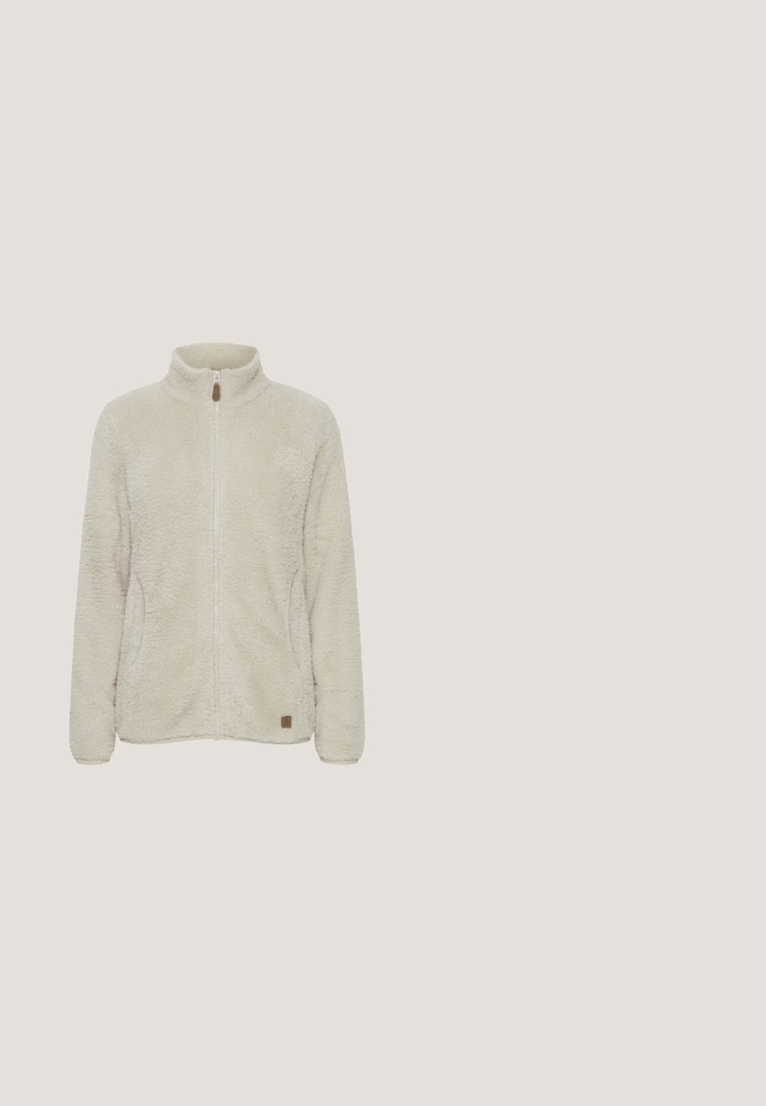 Lichtbeige fleecejack met een hoge kraag, volledige ritssluiting, twee zijzakken en een gestructureerd oppervlak. Heeft een klein bruin logo.; Beige katoenen T-shirt met korte mouwen, met een rechte snit en een kleine geborduurde tekst aan de linkerkant. Zeer gladde textuur.; Beige gebreide broek met elastische tailleband en voorzakken met lappen, taps toelopende pijpen en een textuurrijke stofafwerking.; Beige sportieve schoen met een gestructureerde bovenkant, veters en een ondersteunende hielstrip, rustend op een houten oppervlak, tegen een achtergrond van groene bladeren.; Beige totebag met twee verstelbare banden, gewatteerde textuur, voorzak met rits en een logo-accent aan de onderzijde rechts.; Gouden halsketting gemaakt van meerdere dunne strengen, met een gladde, metalen afwerking en een sluiting met een verlengketting voor verstelbare lengte.