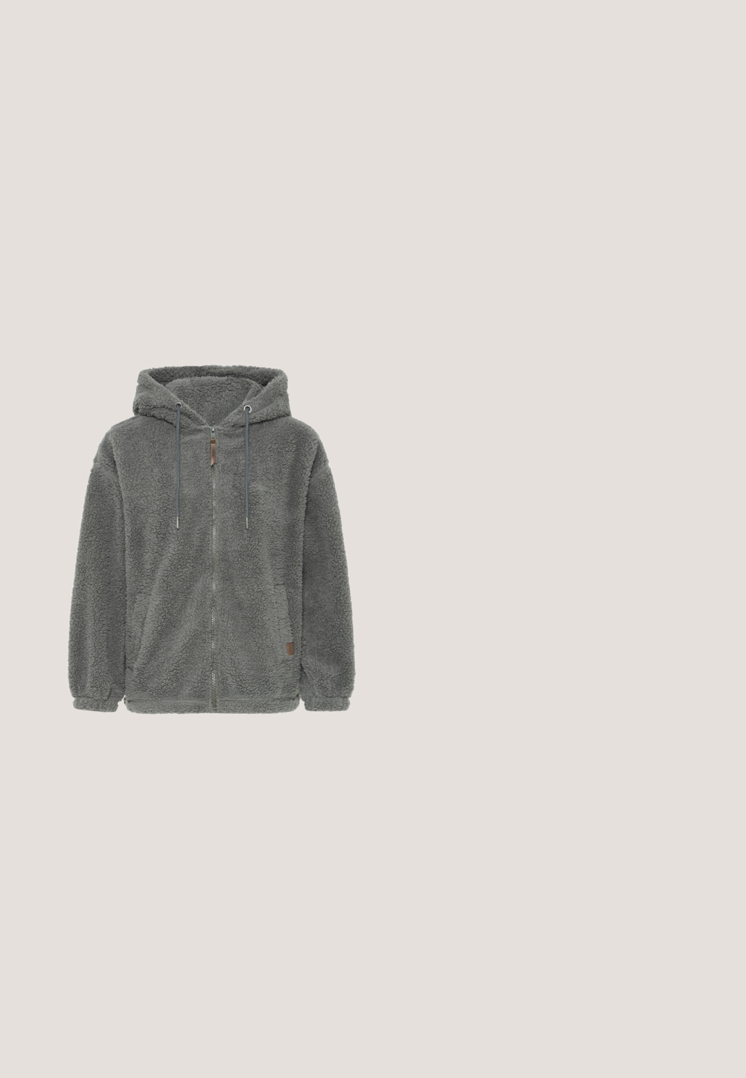 Mikina na zips z fleece materiálu v tmavošedej farbe. Má mäkký, textúrovaný povrch, šnúrky na stiahnutie a zips. Obsahuje bočné vrecká a elastické manžety.; Tmavošedý mikina s vysokým golierom. Obsahuje vzorovanú podšívku, nastaviteľné šnúrky s drevenými akcentmi a rebrované manžety.; Béžové dámske tričko s krátkym rukávom, okrúhlym výstrihom a malou hnedou nášivkou s logom Oxmo na hornej ľavej strane hrude.; Tmavé šedé tepláky s elastickým pásom, bielymi šnúrkami, bočnými vreckami a elastickými manžetami na členkoch.; Béžová športová obuv s textúrovaným zvrškom, šnúrkami a podpornou pätou, ležiaca na drevenom povrchu, s pozadím zeleného rastlinstva.; Bežová kabelka s textúrou ovčej kožušiny, dvomi prednými vreckami, dvojitými koženými rúčkami a nastaviteľným látkovým popruhom cez rameno.