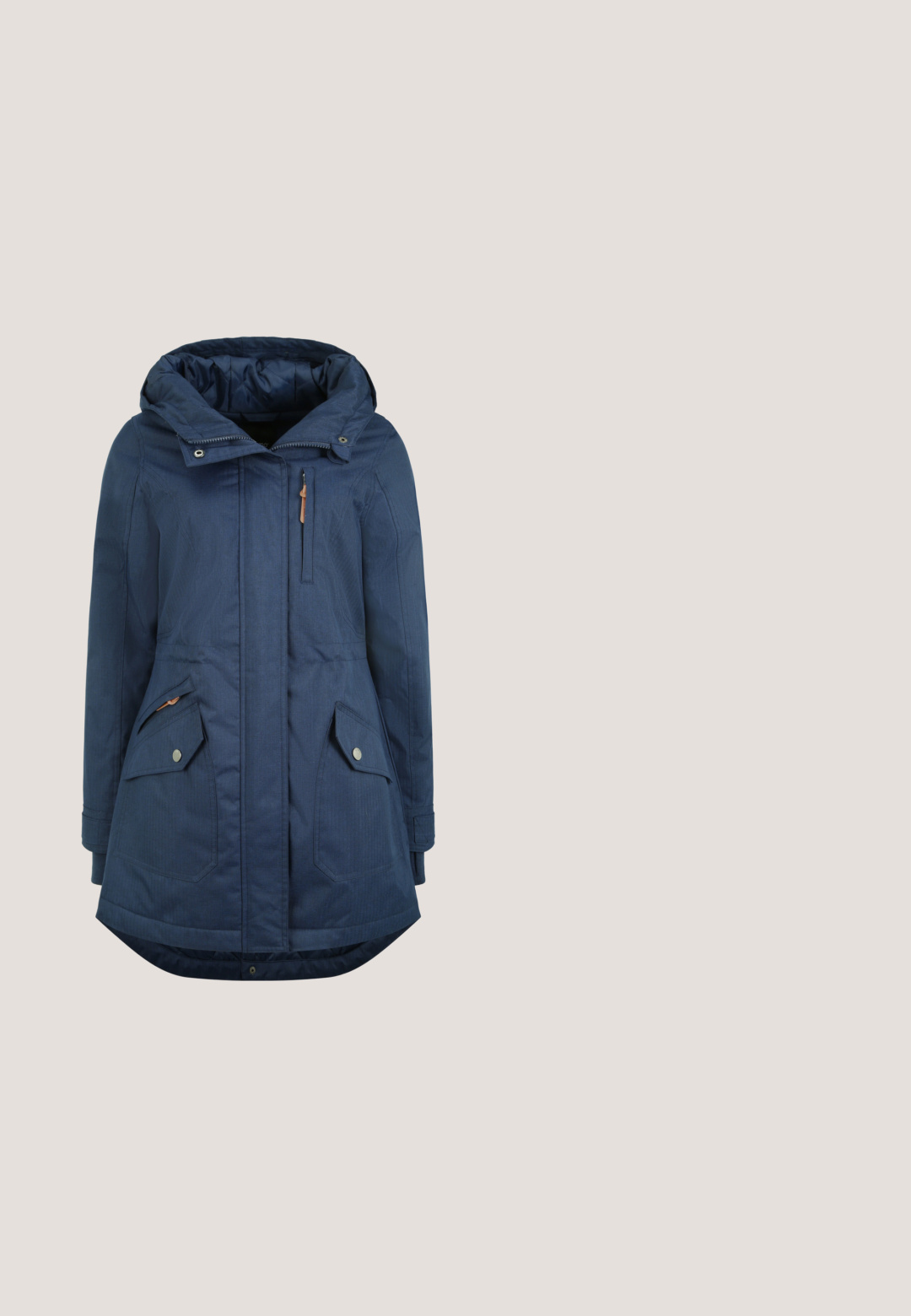Marineblå vandtæt parka med hætte, der har lynlås lukning, to forreste klaplommer og brune læderdetaljer ved lynlåsen.; Fleece pullover med en marineblå krop og lyseblå quiltet brystpanel. Har en lynlås krave og et cirkulært logo ved kanten.; Hvid langærmet skjorte med vandrette navyblå striber og rund halsudskæring, vist fladt på en hvid baggrund.; Slanke jeans lavet af mørkeblå denim, med en mellemhøj talje, fem lommer og kontrasterende syninger. Glat tekstur med en let stræk.; Mørkeblå vandtætte ankler støvler med en tekstureret strikkrave, brune snørebånd, gummisål og et lille logo på siden.; Mørkeblå stofpose med dobbelte topgreb og justerbar skulderrem, der har en frontlomme med lynlås og logoemblemet. Strukturert finish.