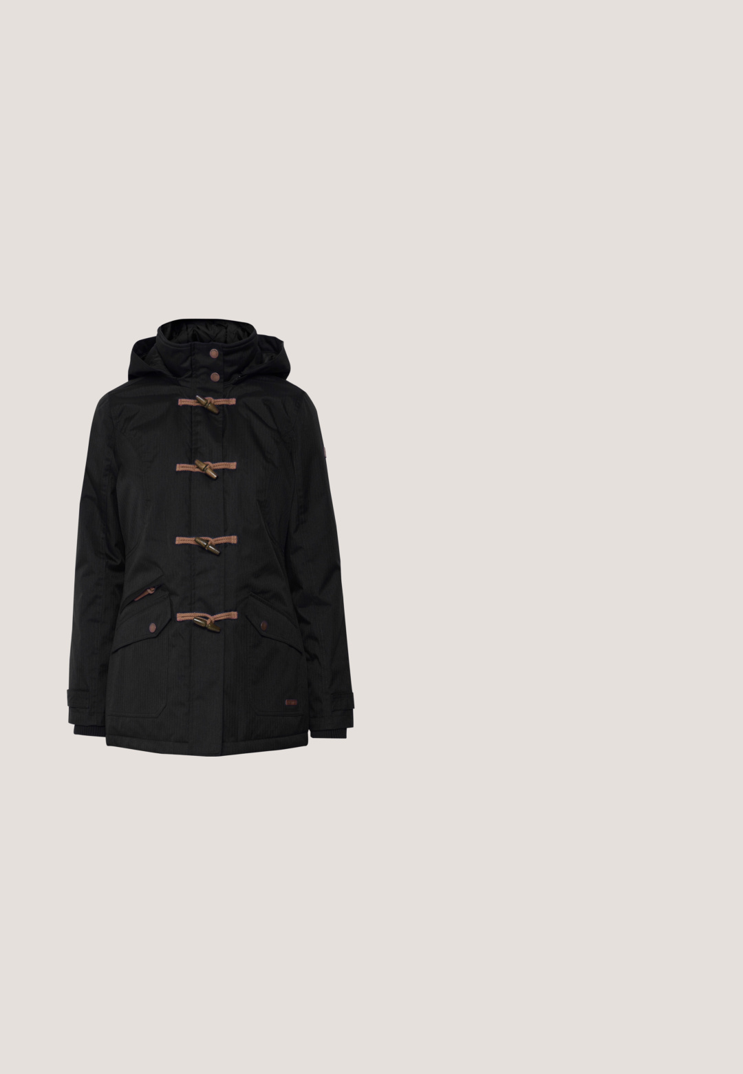 Schwarze wasserdichte Jacke mit Kapuze, fünf Toggle-Verschlüssen, zwei seitlichen Taschen und gerippten Bündchen mit einem strukturierten Muster.; Schwarzer Pullover mit hohem Kragen, ausgestattet mit beigen und weißen gestreiften Kordeln, einer Taschenfront und einem weichen, strukturierten Stoff.; Dunkelblaue Jeans aus Denim mit klassischem Skinny-Fit. Mit fünf Taschen, Reißverschluss und dezentem Used-Look für Struktur.; Schwarzer Sportschuh mit gesteppter Oberseite, metallischen Akzenten, weißer Zwischensohle, strukturiertem Gummilaufsohle und rundem Zehenbereich.; Rote Nylon-Umhängetasche mit Klappverschluss, verstellbarem Riemen und einem flauschigen Anhänger. Mit einem auf der Vorderseite eingeprägten Logo.; Ohrringe aus Roségold mit einem glatten, geschwungenen Design und einem hängenden geometrischen Akzent, präsentiert in poliertem Metall und mit einem eleganten Finish.