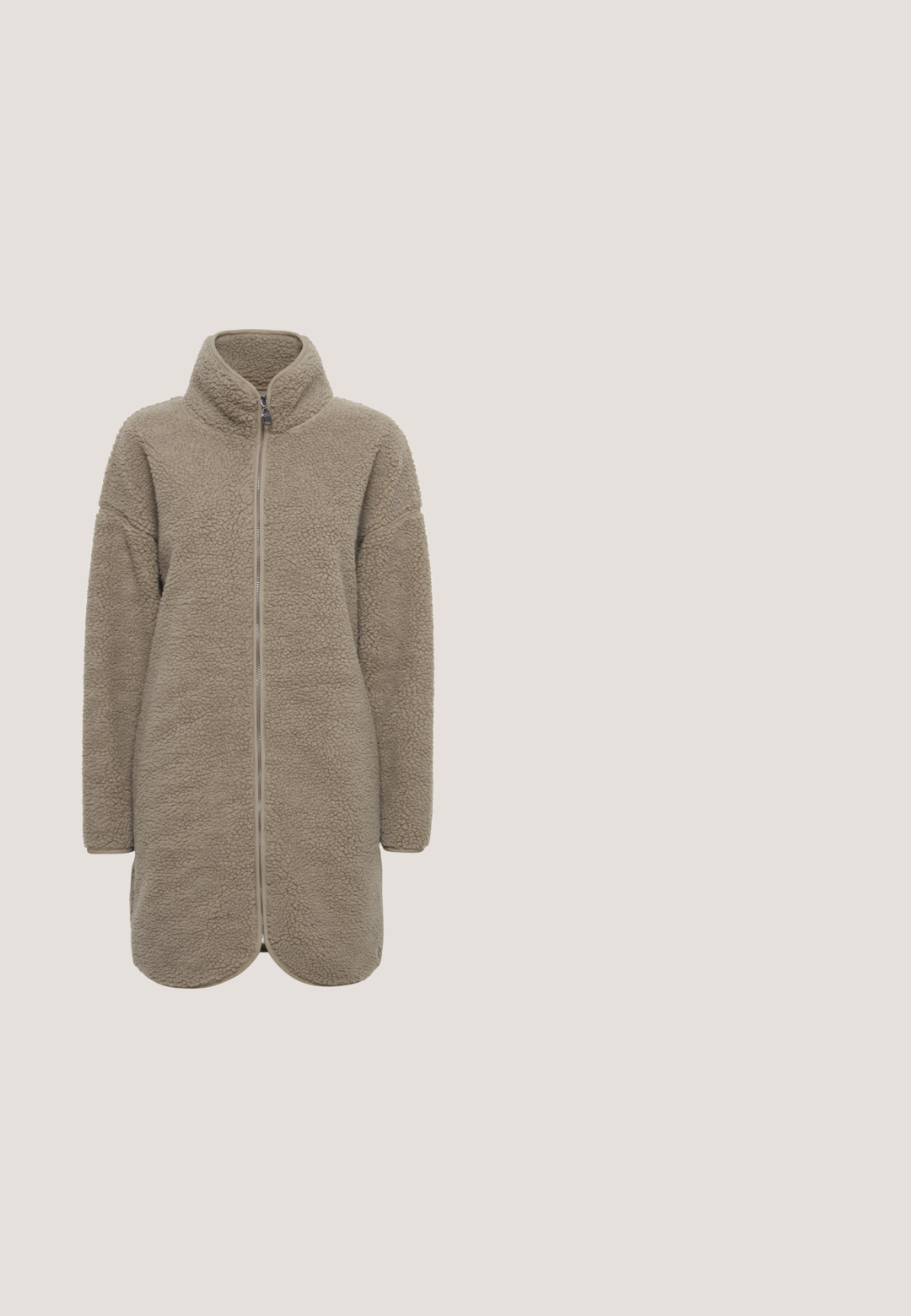 Kerge pruuni fleece-jakk kõrge kaelusega ja täispika tõmblukuga. Pehme, tekstuuriga kangas, ümar äär ja madalad õlavarred.; Beige kudumisoe pehmea tekstuuriga, ümmarguse kaeluse ja pikkade varrukatega. Lihtne disain ilma nähtavate mustrite või aktsentideta.; Kerge roosa pika varrukaga kõrge kaelusega kogu keha katv ülikond, mis on valmistatud venivast kangast ja on kitsas sobivus. Omab kõrget kaela ja sileda tekstuuriga.; Beežid, pehme tekstuuriga püksid elastse vöökohaga, sirgete sääreosadega ja nähtamatute õmblusteta, sobivad igapäevaseks kandmiseks.; Kazar EILIS - Talvesaapad - beige; Bež padjenditud kott horisontaalse tikandi tekstuuriga, mustad käepidemed ja sinine silt küljel. Omab ristkülikukujulist vormi.