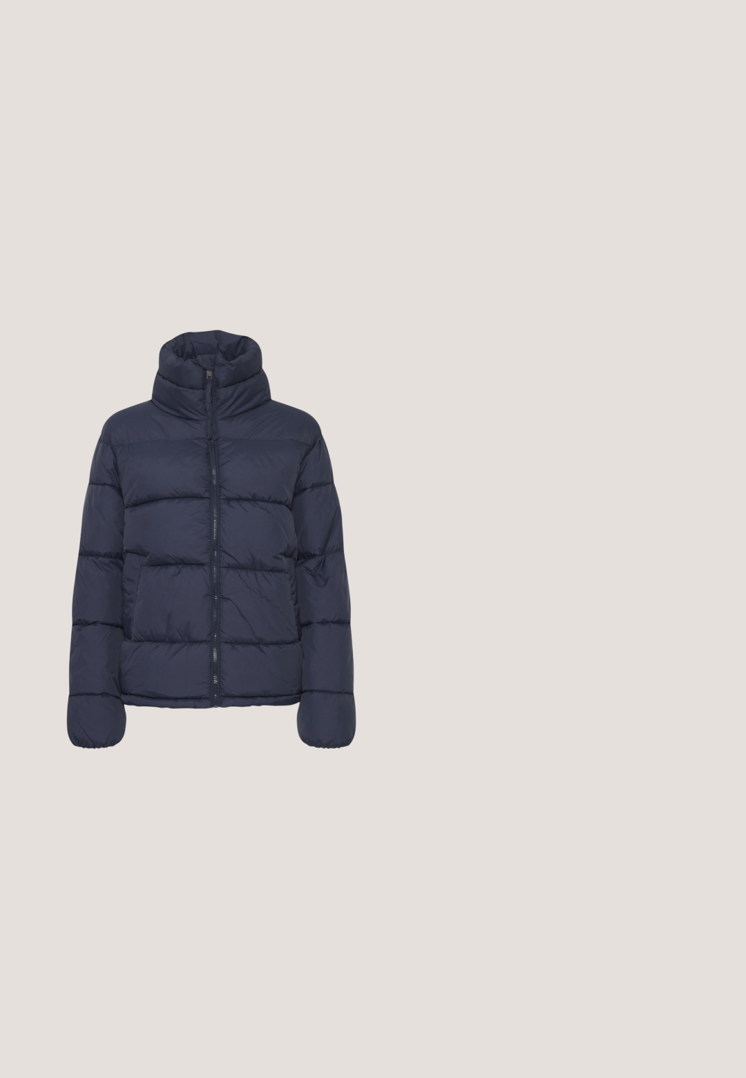 Marineblå pufferjakke med højt krave, lynlåsfront og quiltet design. Har lange ærmer og sidelommer for funktionalitet.; Marine sweatshirt med en afslappet pasform, der har et teddy bear grafik og teksten "BEAR IN MIND I love you" i cremefarve. Ribbede manchetter og kant.; Lyseblå bomulds T-shirt med korte ærmer og høj halsudskæring, prydet med et lille pink broderet skaldesign på forsiden.; Blå højtaljede jeans med lige ben, forlommer, bæltestropper, knaplukning og frynset kant mod en ensfarvet baggrund.; Lavtop ruskindsneaker i blå med rød "V"-logo på siden, gummisål, snørelukning og sort indvendig for mod en ensfarvet baggrund.; Halvmåneformet skuldertaske med pastelblå og gule striber, justerbar beige rem og logo-patch foran.