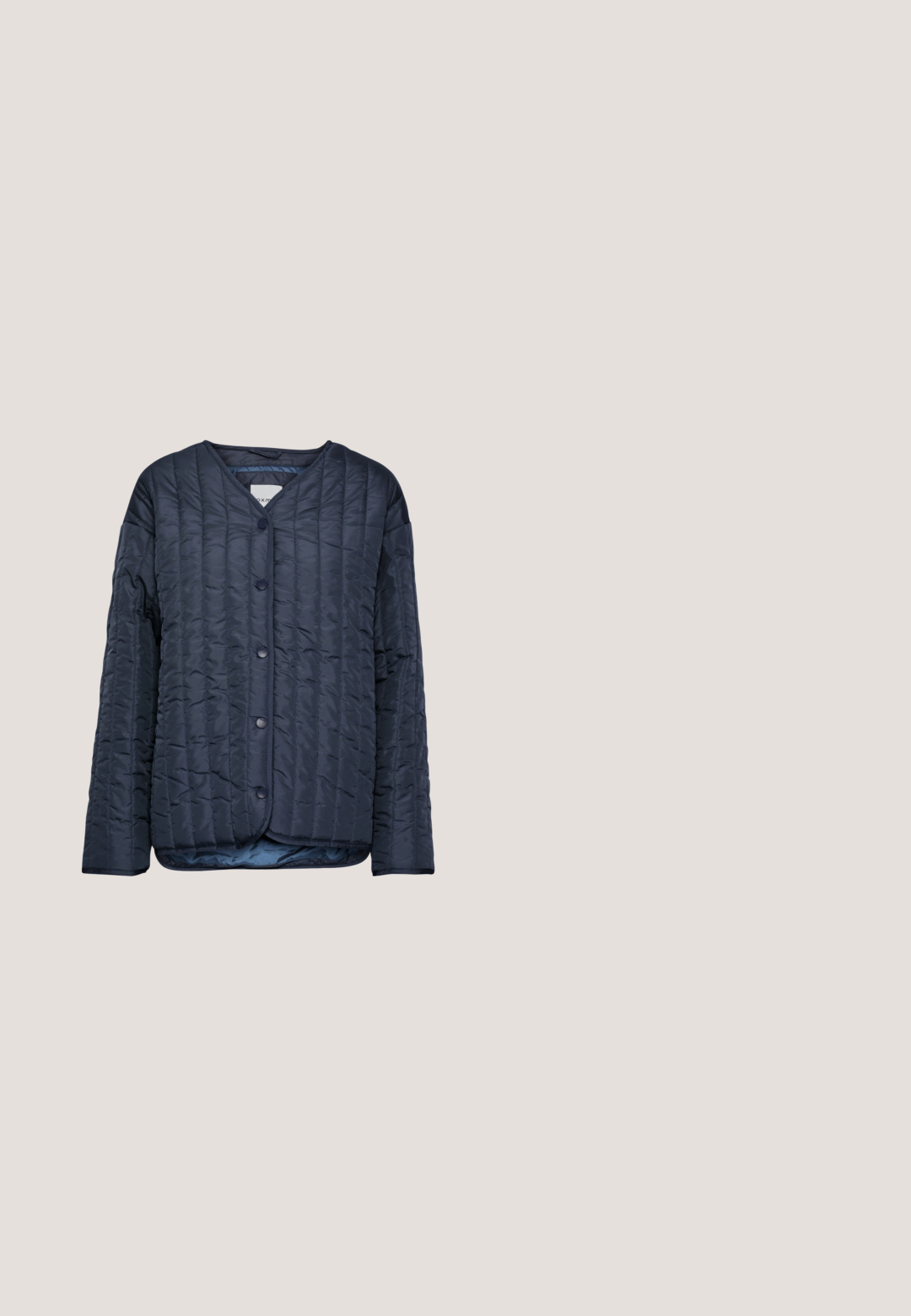 Marineblå quilted jakke med V-hals, frontknapper og lange ærmer. Har syede lodrette linjer og en let afrundet kant.; Stribet T-shirt i lyseblå og hvid, lavet af blød bomuld. Har en rund halsudskæring og en lille brystlomme. Korte ærmer.; Hvide capri-bukser lavet af et strækbart stof, med en glat tekstur, to forlommer og en behagelig elastisk talje.; Hvid og blå atletik-sneaker med mesh og ruskindsoverdel, snøresystem og tyk hvid gummisål, sideprofil.; Hvid skuldertaske formet som en halvmåne med navyblå rem og store navyblå polkaprikkede prikker, med et lille rektangulært mærke foran.; Sølv øreringe med tekstureret design og skiftevis små runde perler sat langs kanten, sikret med en stiftlås.