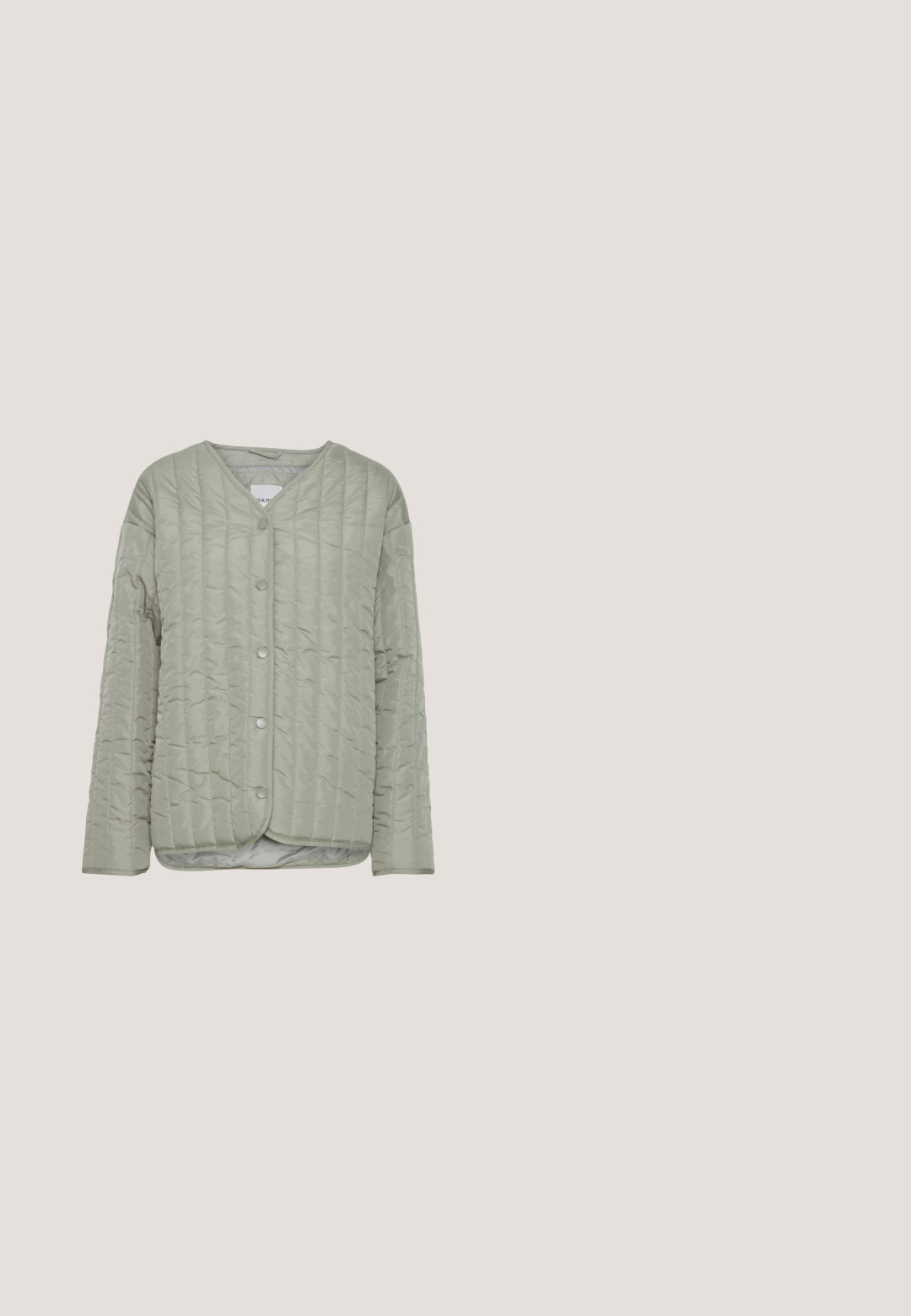 Polstret quiltet jakke i lys grå, med V-hals, trykknapper og en let buet nederkant, samt lodret syning hele vejen.; Cremefarvet strikket sweater med høj hals, lange ærmer og en afslappet, boxy pasform. Stoffet ser tekstureret og blødt ud.; Beige bukser med lige ben, bæltestropper, frontlynlås og en enkelt kantlomme på højre side, vist på en hvid baggrund.; Brune ruskinds ankelstøvler med snøredesign, rund tå, trækkrog og robust sort gummisål med dybe dæmpninger for bedre greb.; Brun læderhåndtaske med en enkelt skulderrem, lynlås, sideknuder og subtil Fossil-logo foran.; Et par kraftige, polerede guldringeøreringe med afrundede kanter placeret side om side på en ensfarvet hvid baggrund.