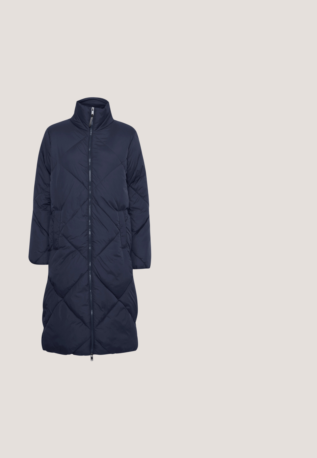 Mørkeblå quilted lang frakke med høj krave, frontlynlås og sidelommer. Har et særpræget diamantmønster og en blød tekstur.; Blå v-hals sweater lavet af et blødt strikket stof. Har lange ærmer og ribkant forneden. Enkel design uden ekstra mønstre eller detaljer.; Mørkeblå bukser lavet af blødt stof, med en snor i taljen, lige ben og diskrete læg foran.; Hvide ruskind sneakers med en lilac PUMA-stribe, snørebåndsdesign, flad sål, tekstureret platform, og et logo-tag på siden.; Denim taske med en buet form, der har et navy og lyseblåt zebra-stribemønster, hvid strop og brandlogoet tydeligt præsenteret.; Par af snoede guldbøjleøreringe med en skinnende, poleret finish, den ene vist fra siden, den anden forfra med synlig stift.