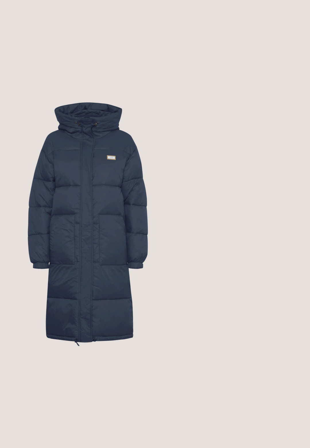Dunkelblaue Steppjacke mit Kapuze, ausgestattet mit einem durchgehenden Reißverschluss, zwei vorderen Taschen und elastischen Bündchen für Wärme und Komfort.; Marineblauer Strickpullover mit hohem Rippkragen, der ein Zopfmuster aufweist und ein kleines braunes Lederlogo-Patch am Saum hat.; Hellblaues T-Shirt mit kurzen Ärmeln aus weichem Stoff, mit einem klassischen runden Halsausschnitt und ohne sichtbare Muster oder Verzierungen.; Navyblaue, weite Sweatpants mit weißem Gummibund, vorderen Taschen, Kordelzugverschluss und kleinem weißen Logo am rechten Oberschenkel.; Paul Smith DOVER - Sneaker low - white; Beige Stoffhandtasche mit hellblauen Griffen und Schulterriemen, auf dem große metallische "Valentino"-Buchstaben am Riemen zu sehen sind.
