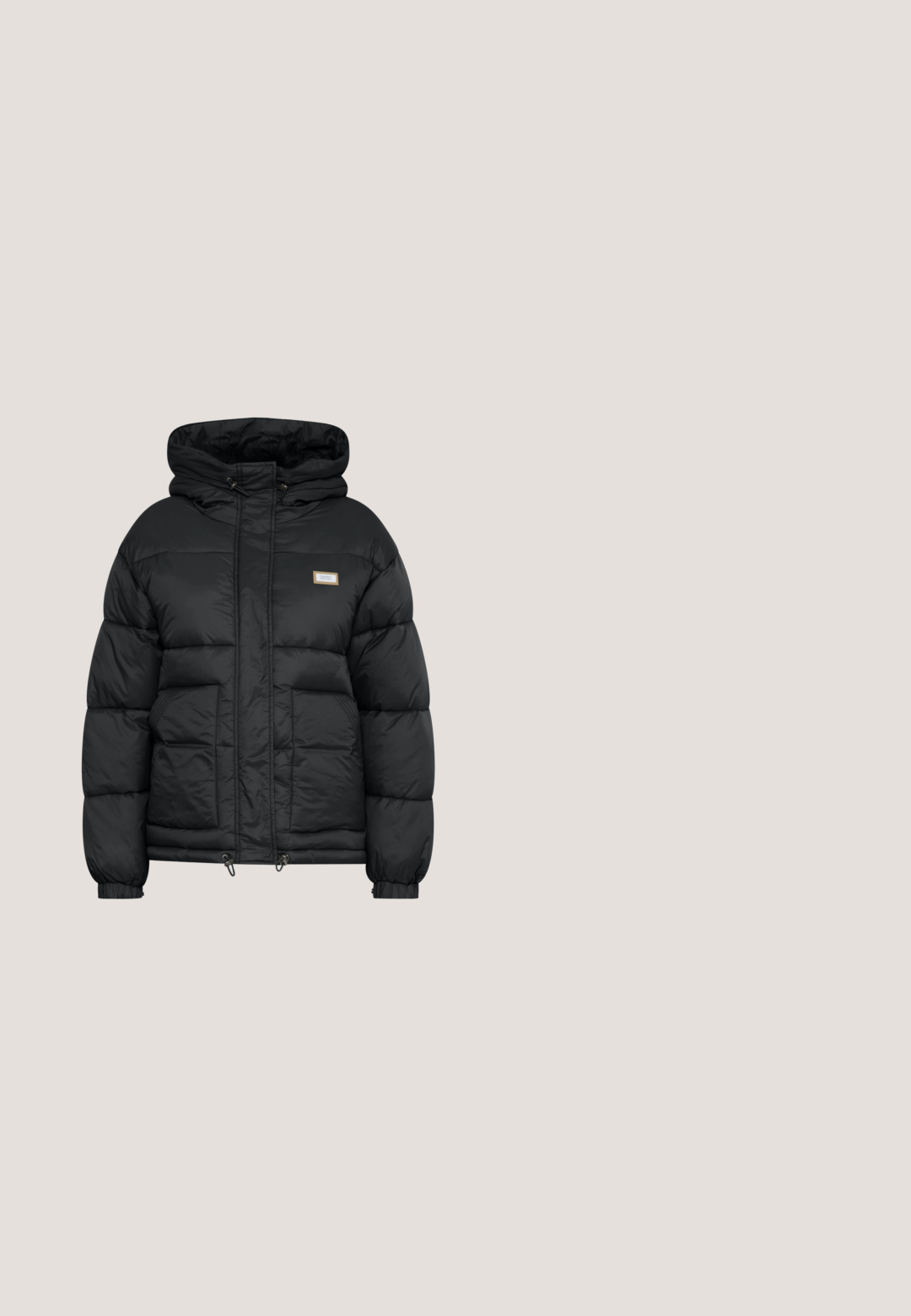 Veste en duvet noire avec capuche, dotée d'une fermeture éclair à l'avant, de deux poches latérales et d'un ourlet ajustable avec cordons. Texture douce et mate.; Hoodie en polaire noir avec une demi-fermeture éclair, des cordons de serrage ajustables et une poche avant. Surface texturée et poignets côtelés en matériau contrasté.; T-shirt noir à manches courtes en tissu doux, avec un col arrondi et une poche sur la poitrine gauche. Design simple avec une coupe décontractée.; Jeans skinny noirs avec une texture de tissu lisse, dotés d'une fermeture à bouton à l'avant, de cinq poches et d'un design ajusté.; Baskets en cuir noir avec une finition texturée, présentant un détail de fermeture éclair dorée, une semelle intermédiaire beige et un design à bout rond.; Sacoche noire en nylon avec une bandoulière unique, dotée d'une poche zippée à l'avant et d'une texture lisse. Design minimaliste avec des accents matériels subtils.