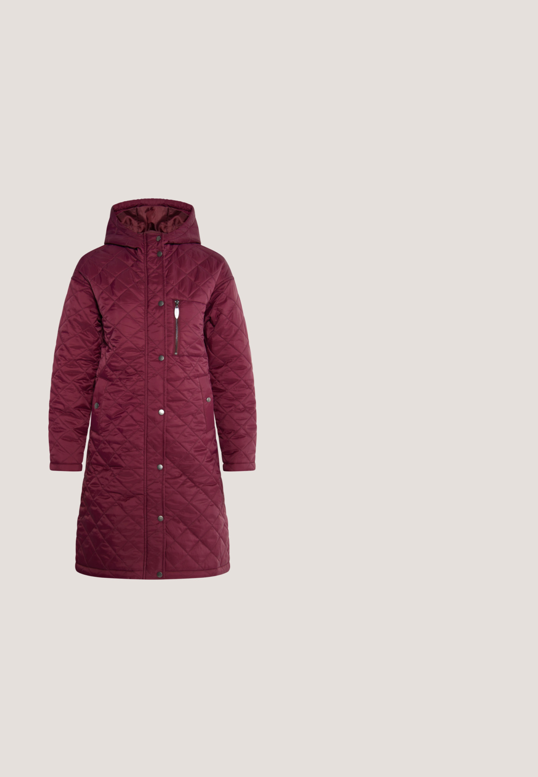 Bordeaux farvet quilted lang jakke med hætte, lynlåslomme på brystet, trykknapslukninger og tekstureret diamantmønster på stoffet.; Bordeaux kortærmet top med V-halsdesign, lavet af blødt stof, og har en afslappet pasform og en glat tekstur. Mærke: KAFFE.; Lysblå denim midi-nederdel med en frontslids, fem lommer, bæltestropper og en knaplukning i livet. Klassisk pasform og tekstur.; Beige lavt snøresko med meshpaneler, hvide snørebånd, lys brun sål og beigefarvet læderhælkappe, designet til hverdagssko.; Brun læder crossbodytaske med vævet mønster og justerbar rem, rektangulær form og lille gulddetalje med logo nederst til højre.; Sølvøreringe med et snoet design. Glat overflade, rund form og poleret finish. Inkluderer en stiftlukning for sikker pasform.