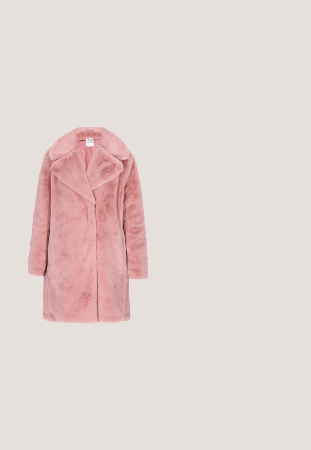 Roze faux fur jas met een omslagkraag, open voorkant en lange mouwen. De stof heeft een zachte, pluizige textuur met een gladde binnenglanzende voering.; Lange roze aansluitende jurk met geplooide taille, lange mouwen, asymmetrische gedrapeerde halslijn en uitlopende manchetten.; Beige leren pumps met hoge hak, een spitse neus, een gladde textuur en een slanke stilettohak. Minimalistisch ontwerp zonder extra versieringen.; Transparante roze plastic montuur zonnebril met grote afgeronde vierkante gescheiden glazen in bruintint, gezien van voren.; Roze leren clutch met doorgestikte harten, een centraal hartvormig patch met de tekst "LOVE MOSCHINO" en een gouden schouderketting.; Roze gouden armband met een schakelkettinkje, versierd met een roze teddybeer bedel en een roze hart bedel, beide met sprankelende details.