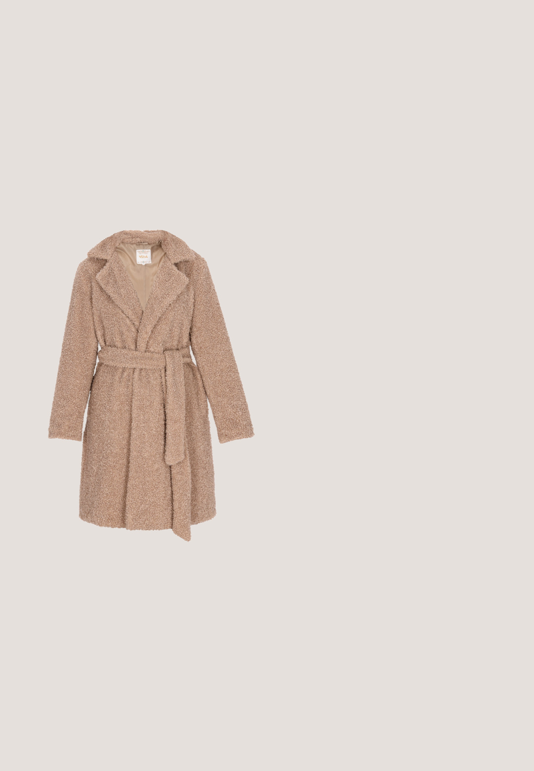 Beige, fluffy-textureret frakke med bælte i taljen, brede revers og lange ærmer. Har et blødt, varmt for og knælængde design.; Kremfarvet strikket sweater med ribstrikkede manchetter og kant, med rund halsudskæring og afslappet pasform. Blød tekstur, minimalistisk design, ingen mønstre.; Udsvingede jeans i middelblå denim. Har en lynlås foran med en metalknap, to forlommer og falmning detaljer nær knæene.; Brune ruskinds ankelstøvler med rund tå, hvid dekorativ syning og en tan gummisål med et zigzag-mønster.; Wojas Skuldertasker - beżowy; Guldtonet ring med to ginkgo bladdesigns, poleret overflade, glat formet ring og detaljerede bladmotiver.