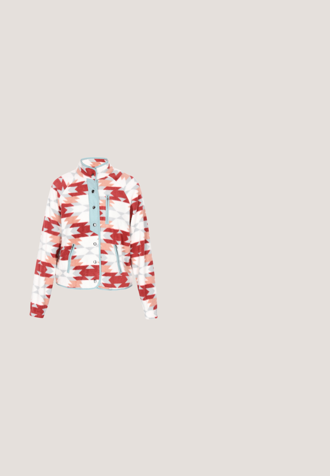 Veste en polaire avec col haut, présentant un motif géométrique en rouge, rose et gris, ornée de bleu et avec des poches zippées.; T-shirt rouge à manches courtes en tissu doux avec un col rond. Présente une coupe décontractée et une texture lisse, idéale pour un usage quotidien.; Jupe en denim avec un design enroulé, de couleur bleu foncé, et une taille nouée. Présente des détails de couture le long de l'ourlet et de la couture latérale.; Baskets de course en suède rouge et en mesh avec une section médiane beige, présentant des lacets plats, un détail de logo circulaire et une semelle en caoutchouc.; Sac bandoulière rouge texturé avec poche zippée avant, bandoulière réglable, quincaillerie ton argent, et logo discret "SFY" dans le coin inférieur droit.; Boucle d'oreille en argent avec une courbe lisse ; à côté se trouve un élément décoratif présentant des motifs géométriques colorés en rouge, bleu et violet.