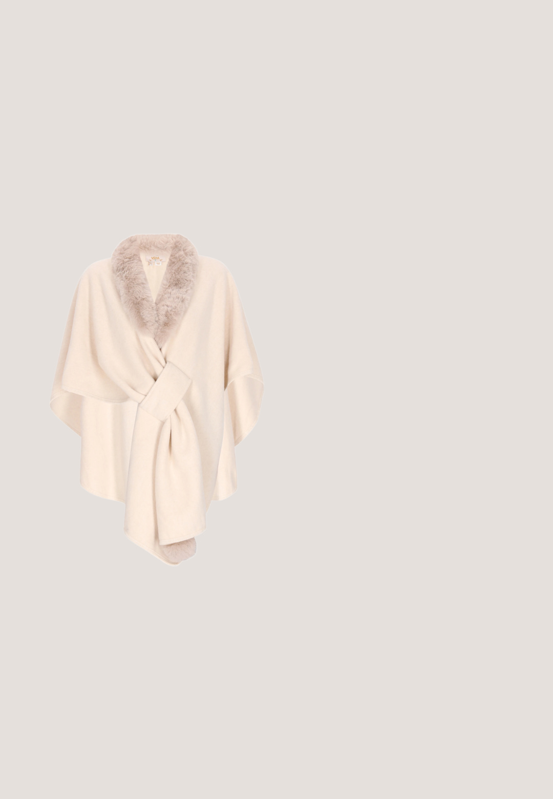 Beige omslag med en bred krave beklædt med blødt falsk pels. Designet har en løs pasform, krydset front og en knude detalje i taljen.; Champagne-farvet satin glidende kjole med krydsede spaghetti stropper og en draperet halsudskæring, gulvlang med subtil detalje i sidesømmen.; Guld højhælet sandal med tynde stroffer prydet med rhinsten over tæerne og en ankelrem med spænde lukning.; Metallic guld clutch taske med plisseret stof, der har en sløjfedetalje øverst og en gylden kædetras for alsidighed og nem bæring.; Beige læderhandsker med en glat overflade, der har femfingersdesign og en forlænget håndledslængde for et tætsiddende look.; Sølvfarvede øreringe med en rund stud med pavé-indstilling og en pæreformet dråbe omgivet af mindre sten, hvilket fremhæver en funkende effekt.