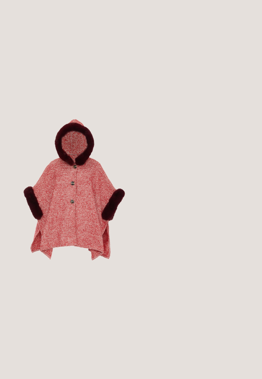 Rød og hvid tykkotmønstret poncho med en bordeauxfaret faux fur hætte og manchetter, prydet med tre knapper foran.; Bourgognefarvet skjorte med lange ærmer, krave, knapper foran, klaplomme på venstre bryst og justerbar snor i taljen.; Sorte høj talje vidde jeans med for- og møntlommer, knaplukning og bæltestropper.; Bordeaux ruskind højhælede sko med spids tå og firkantet hæl. Glat tekstur med et enkelt design.; Mørkebrun læderbucket-taske med justerbar rem, guldkædedetalje og snørelukning med fletninger i enderne.; Guldfarvet armbånd med tre sammenflettede slangelignende kæder, struktureret overflade, lås med hummerklip og justerbar kæde med mærke.