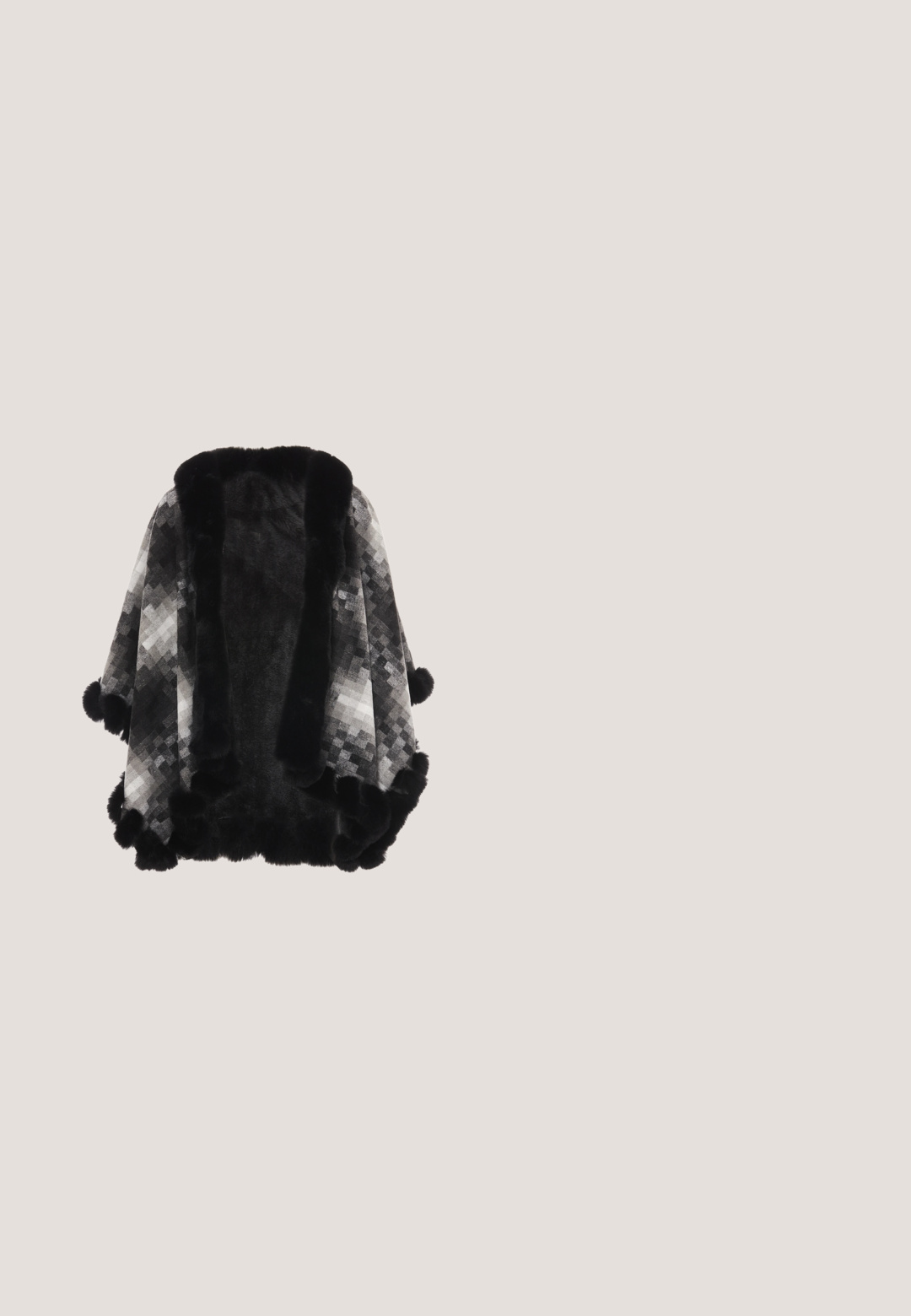 Kunstpelz-Cape in Schwarz und Grau mit einem Diamantmuster, ausgestattet mit einem plüschigen schwarzen Kragen und Pompon-Akzenten am Saum.; Schwarzes Spitzenoberteil mit kurzen Ärmeln. Verziert mit detaillierten floralem Mustern, einem gewellten Saum und einem Schlüssellochverschluss im Rücken. Semi-transparente Textur.; Schwarzer SpitzMidirock mit gewelltem Saum und floralem Muster, ausgestattet mit einem elastischen Bund.; Schwarze Leder-Knielange Stiefel mit mehreren silbernen Schnallen und Ösen, runder Zehenform und niedrigem Blockabsatz. Mit strukturiertem Finish.; Schwarze Lederhandschuhe mit glatter Textur, die Nähte entlang der Finger und ein tailliertes Design aufweisen. Weiches, geschmeidiges Material für Komfort.; Schwarzes Kordel-Choker-Halsband mit einem silbernen Spinnenanhänger, der einen schwarzen steinernen Körper hat. Verstellbarer Verschluss mit einer kleinen Verlängerungskette.