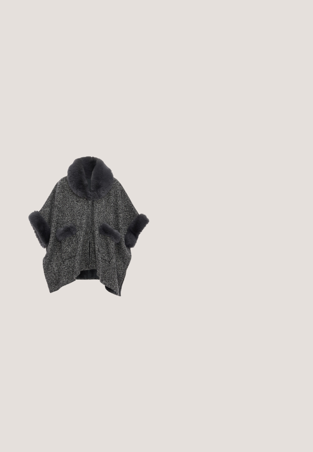Harmaa teksturoitu poncho, jossa on leveä kaulus ja turkistupsut hihoissa sekä taskuissa; omaa löysän, ylipitkän muotoilun.; Musta halterneck-iltaeläinmekko, jossa on tiukka päällinen ja levenevä hameosa. Valmistettu sileästä kankaasta, jossa on puhtaat linjat ja ei näkyviä kuvioita.; Musta nahkainen sandaali kiiltävällä pinnalla, avoin kärki ja nilkkaremmillä. Varusteena koristeellinen hopeinen solki ja kapea korko.; Kultaiset kuusikulmaiset aurinkolasit, joissa on värimuuttuvat ruskeat linssit, ohuet metalliset varret ja ruskeat asetaattikärjet.; Musta päällystetty satiinista valmistettu clutch-laukku, jossa on hopeiset pyramidi-nugetit, ketjuolkaimet, suoralinjainen muoto ja sileä pinta. Mitat 10 cm x 18 cm x 4 cm.; Hopeinen rannekoru, jossa on pyöreitä läpinäkyviä kiviä jatkuvana linkitettynä kuviona vaaleanharmaalla taustalla.