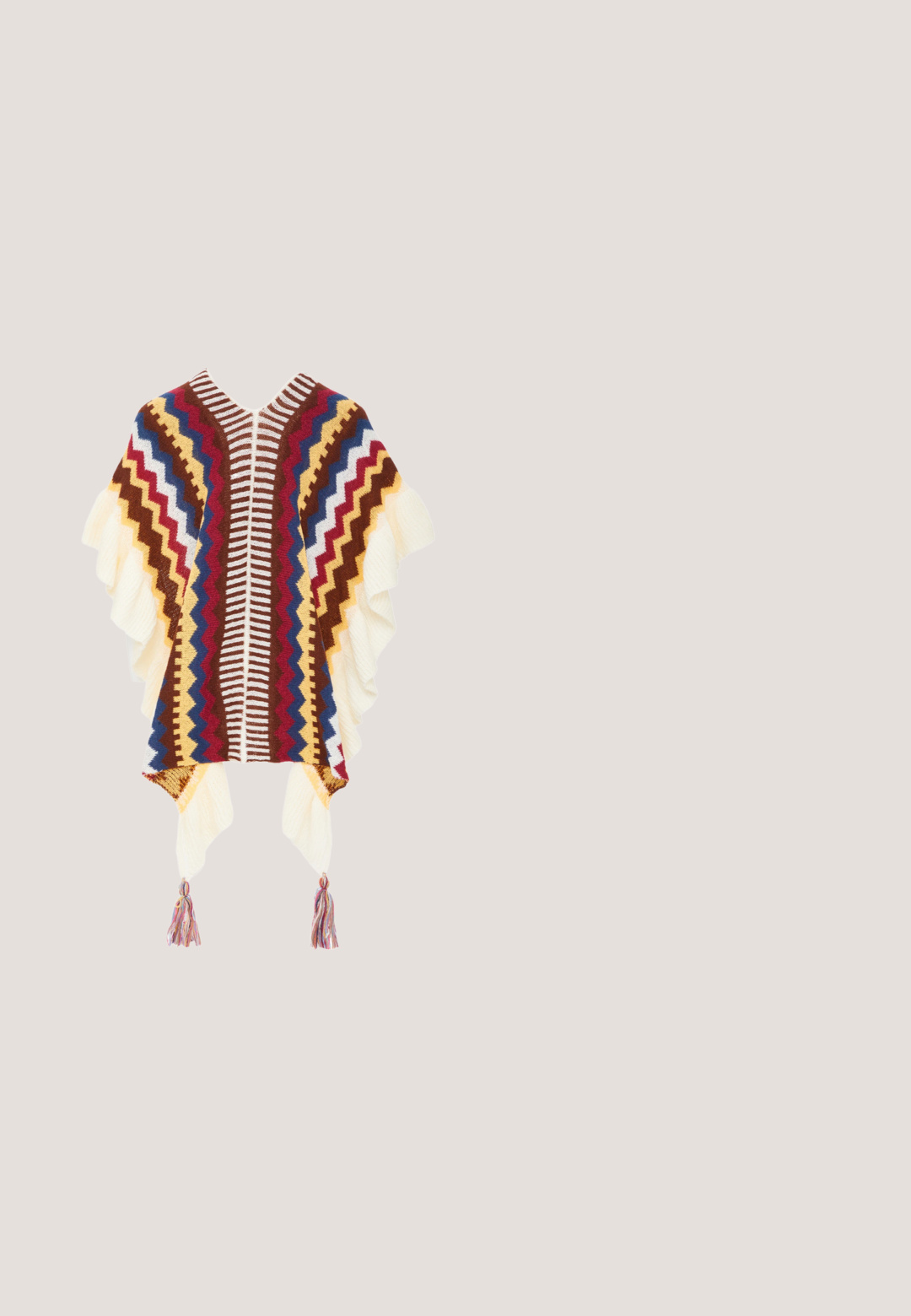 Gestrickter Poncho mit Zickzackmuster in Braun, Creme, Rot, Blau und Gelb. Fransen an den Kanten und Quasten an den unteren Ecken.; Mehrfarbige Häkelstrickjacke mit einer Mischung aus grünen, rosa, cremefarbenen und braunen Streifen. Inklusive gestricktem Kragen und einem Stoffschleifenverschluss.; Braunes Maxikleid mit dünnen Trägern, ausgestattet mit beigen Blättermustern und einem Zickzackakzent am Saum. Hergestellt aus leichtem Stoff.; rag & bone JONI CHELSEA - Stiefelette - dark brown; Braune Wildleder- und Leder-Umhängetasche mit goldfarbenem Verschluss, verstellbarem Riemen und Fransen an Boden und Seiten.; Goldene Brosche in Pfeil- und Bogenform mit blauen Blumen entlang des Bogens und einem herzförmigen Opal-Detail im Zentrum des Pfeils.