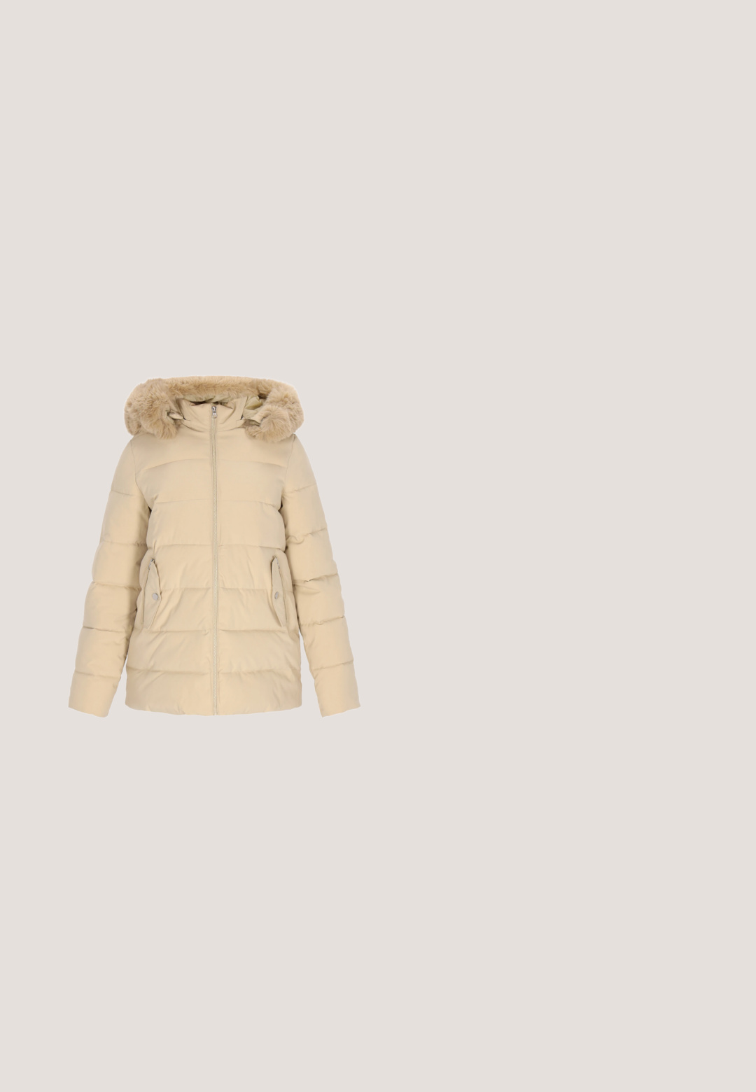 Beige puffjakke med en faux fur-foret hætte, lodret quiltet tekstur, lynlåslukning og sidelommer med knappene detaljer.; Cremefarvet sweater med høj krave og kvart lynlås, prydet med sort "AIM'N" logo og "SPORTSWEAR" tekst, ribbede manchetter og kant, strikket tekstur.; Enkelt offwhite kortærmet T-shirt med rund halsudskæring, der har et diskret firkantet syningsmønster på brystet og Calvin Klein-mærke indeni kraven.; Slanke jeans i lyseblå denim med mellemhøj talje, forsømte lommer og lynlås med en enkelt knaplukning. Glat tekstur.; Hvide atletiske sneakers med grå ruskindsdetaljer, tekstureret hæl og en sort gummisål med et karakteristisk slidbane.; Hvid quiltet lædertaske med rynket top, guld kæde og logo samt justerbar skulderrem.