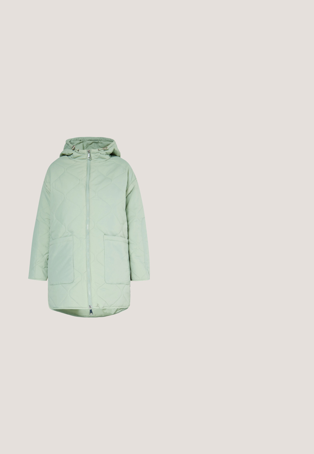 Lys grøn, kviltet jakke med hætte, med en frontlynlås og to store lommer, glat tekstur og afslappet pasform.; Grøn crewneck sweatshirt med lange ærmer, ribbede manchetter og kant, der har et lille hvidt logo på venstre bryst.; Hvid bomulds T-shirt med kortærmer, oversized pasform, med et lille multicolor logo på venstre brystområde. Glat tekstur.; Lysegrønne løstsiddende bukser med elastisk talje og snøre, lige ben, velegnede til afslappet brug.; Grønne ruskinds ankelstøvler med rund tå og gummisål, parret med løse sorte bukser, på et trægulv.; Grøn vatteret stof taljebælte med justerbar rem og frontlogo på en ensfarvet hvid baggrund.
