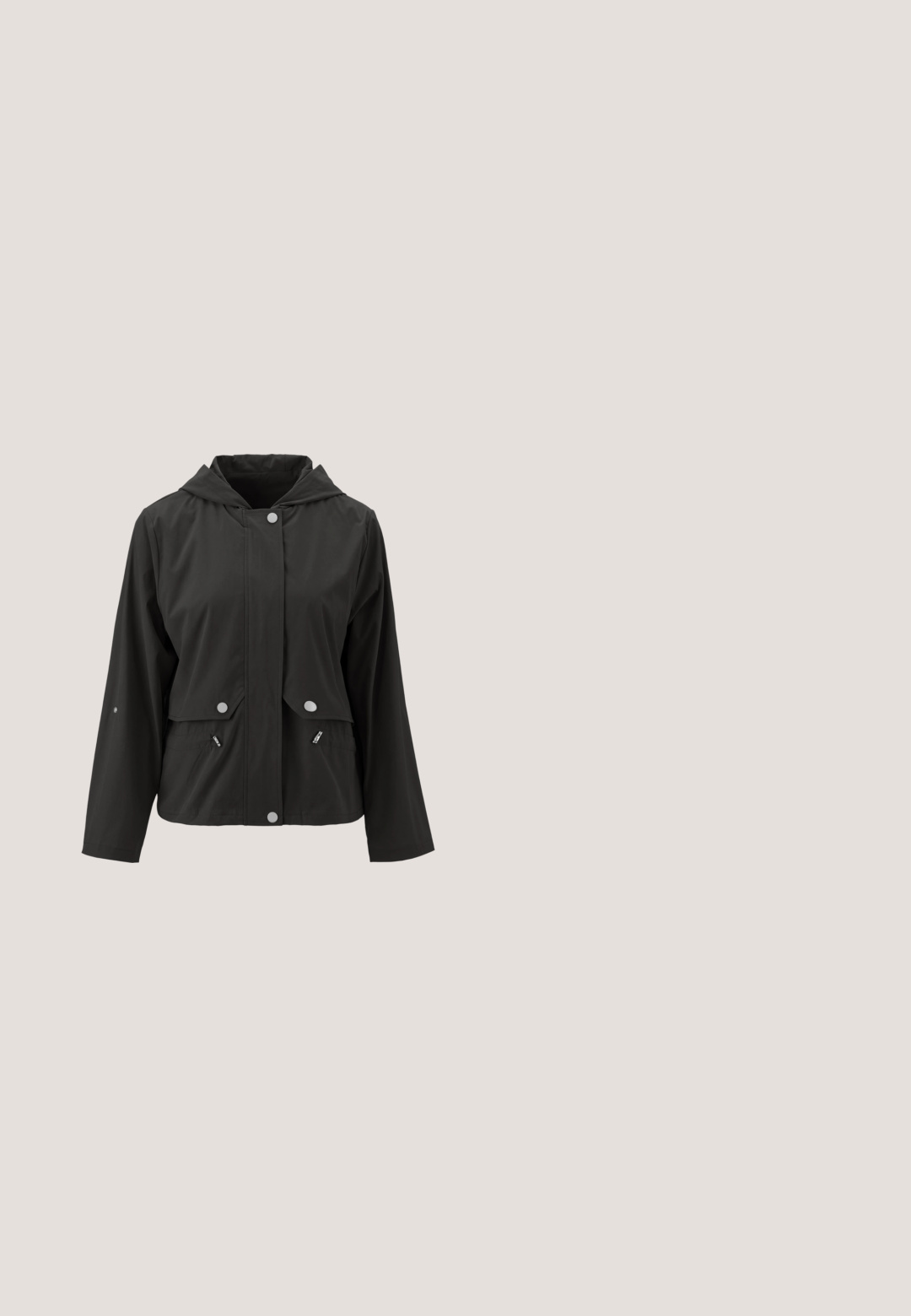 Schwarze Kapuzenjacke mit langen Ärmeln, vorderen Druckknöpfen, zwei Reißverschlusstaschen und geknöpften Klappdetails an der Taille.; Schwarzes T-Shirt mit kurzen Ärmeln aus weichem Stoff. Rundhalsausschnitt, lockere Passform, mit einem kleinen Logo-Detail am Saum.; Schwarze Leggings aus dehnbarem Stoff. Hohe Taillenhöhe, glatte Textur, körpernahe Silhouette, keine sichtbaren Muster oder Verzierungen.; Schwarzer Sportschuh mit einem atmungsaktiven Strickoberteil, strukturiertem Design und elastischen Schnürsenkeln. Verfügt über eine gepolsterte Sohle und ein Logo-Highlight an der Ferse.; Schwarze, strukturierte Umhängetasche mit Reißverschlussoberseite, verstellbarem Riemen und gelben Akzenten. Verfügt über einen Logo-Druck und silberne Hardware-Details.; Silberne Kettenarmband mit einem Unendlichkeitssymbol als Mittelstück. Die Kette ist zart mit einer strukturierten Oberfläche und verfügt über einen verstellbaren Verschluss.