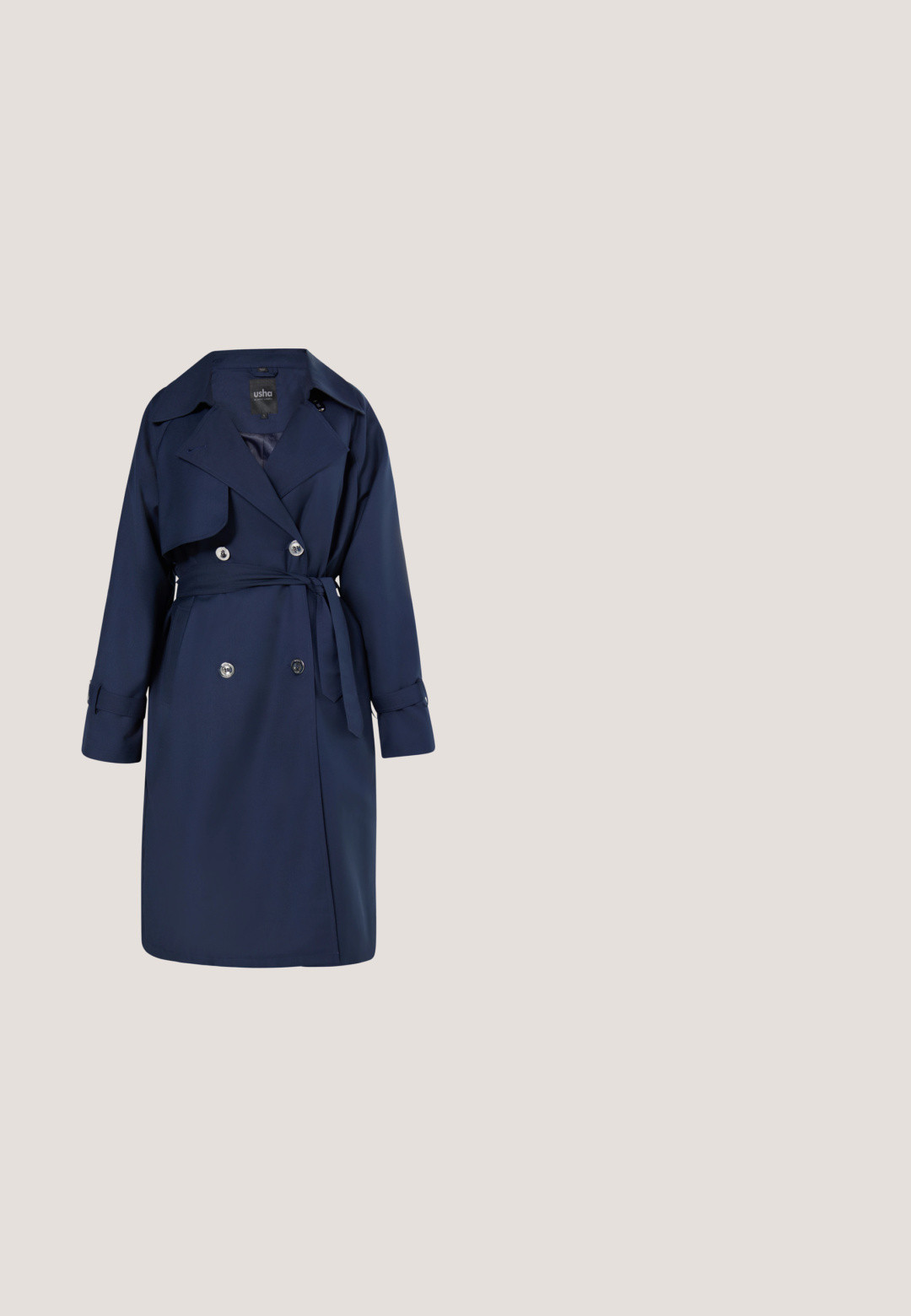 Marineblauwe dubbelrijige trenchcoat met riem, brede kraag en knoopmanchetten, knielengte met klepdetail op de borst.; Maritiem en wit gestreepte cardigan van zacht materiaal. Heeft een ronde halslijn, knoopsluiting en geribde mouwen en tailleband.; Lichtblauwe korte mouw gebreide trui met een ronde hals en geribbelde boorden en zoom.; Lichtblauwe wijde spijkerbroek van denim, met een hoge taille, een cropped zoom en een zachte textuur met vervaagde details.; Beige sneakers met klittenbandsluitingen, voorzien van een zachte, harige voering en een gestructureerde rubberen zool voor grip. Bovenwerk van suède en synthetische materialen.; Kleine rechthoekige bordeauxrode handtas met gestructureerde afwerking, korte handgreep en afneembare schouderriem op een effen lichte achtergrond.