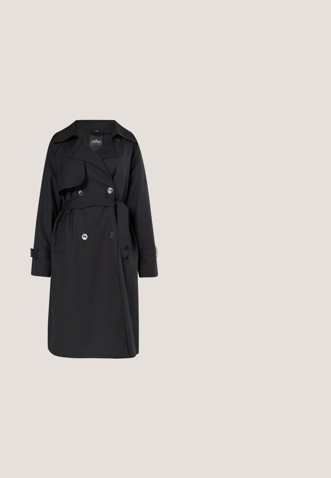 Trench-coat noir croisé avec ceinture, large col, détails à boutons et manches longues avec sangles réglables aux poignets.; Haut noir à manches longues côtelé avec un col en dentelle blanc, affichant une silhouette ajustée et une texture douce. Logo subtil à l'ourlet.; Pantalons larges en tissu noir texturé avec des fils blancs. Comprend des poches avant et une fermeture à bouton. Conception de taille plate.; Chaussure Mary Jane en cuir noir avec deux sangles à boucles flottant au-dessus d'un canapé argenté brillant à capitons.; Sac bandoulière noir rembourré avec un design matelassé, texture douce, bandoulière ajustable et forme carrée. Dispose d'un patch logo sur le devant.; Collier avec pendentif en forme de cœur en métal noir avec boucles d’oreilles assorties, un cœur plein et un cœur creux sur fond blanc.