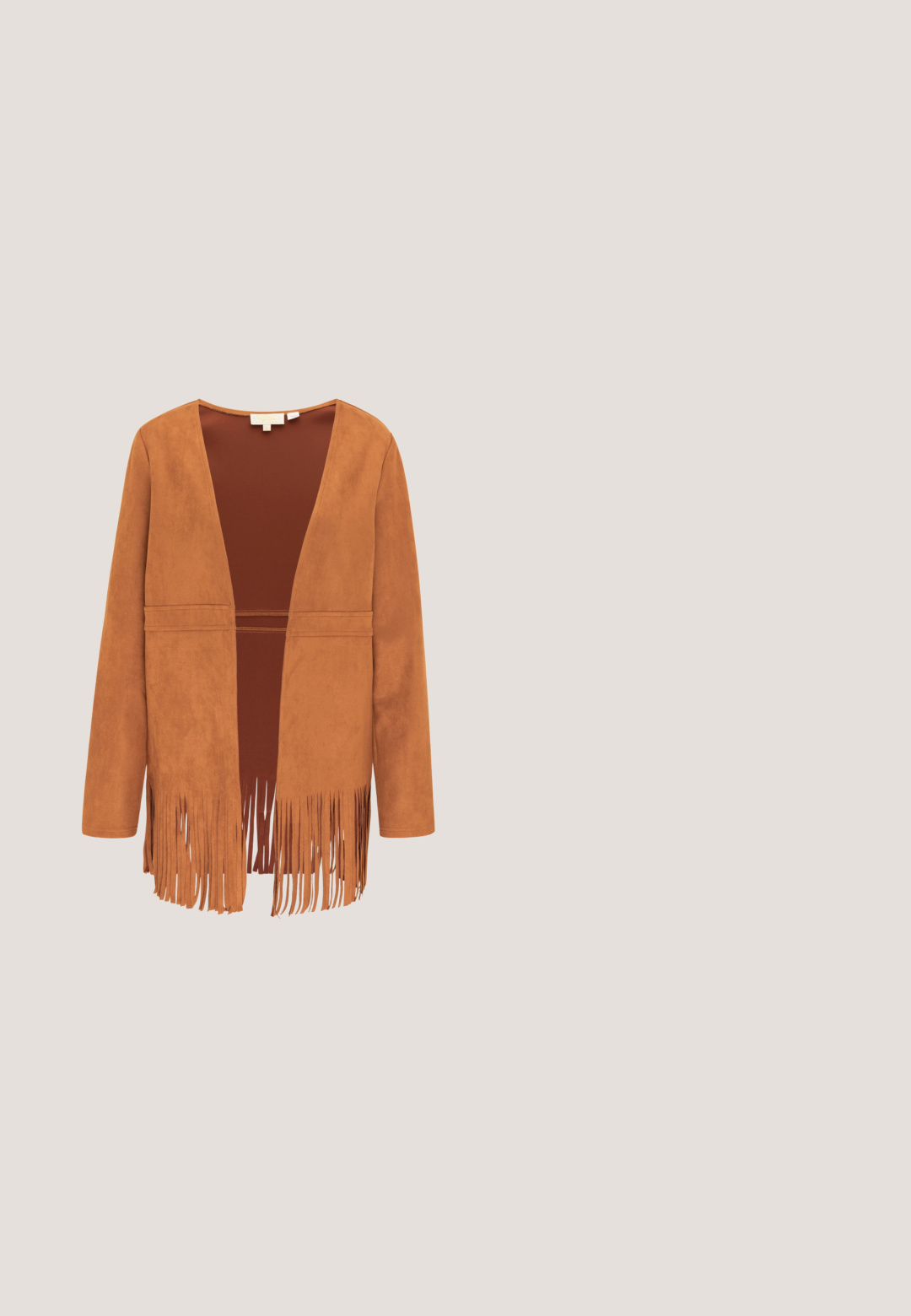 Bruine suède open-front jas met lange mouwen en franjes langs de onderzoom en randen.; Witte blouse met lange mouwen met roze en paarse bloemenborduursel aan de voorkant en op de mouwen, met een keyhole-halslijn met strik en uitlopende manchetten.; Lange rok met rode, oranje en gele bloem- en geometrische patronen in horizontale secties op een beige achtergrond.; Bruine suède enkellaarsjes met een puntige neus, middelgrote blokhak en minimale stiksels voor een strakke uitstraling.; Bruine suède crossbodytas met lange franjes, zilveren studs langs de bovenrand en een dunne verstelbare schouderriem.; Gelaagde ketting in goudkleur met twee soorten schakels, voorzien van een parelaccent en een bloemvormig hangertje aan de onderkant.