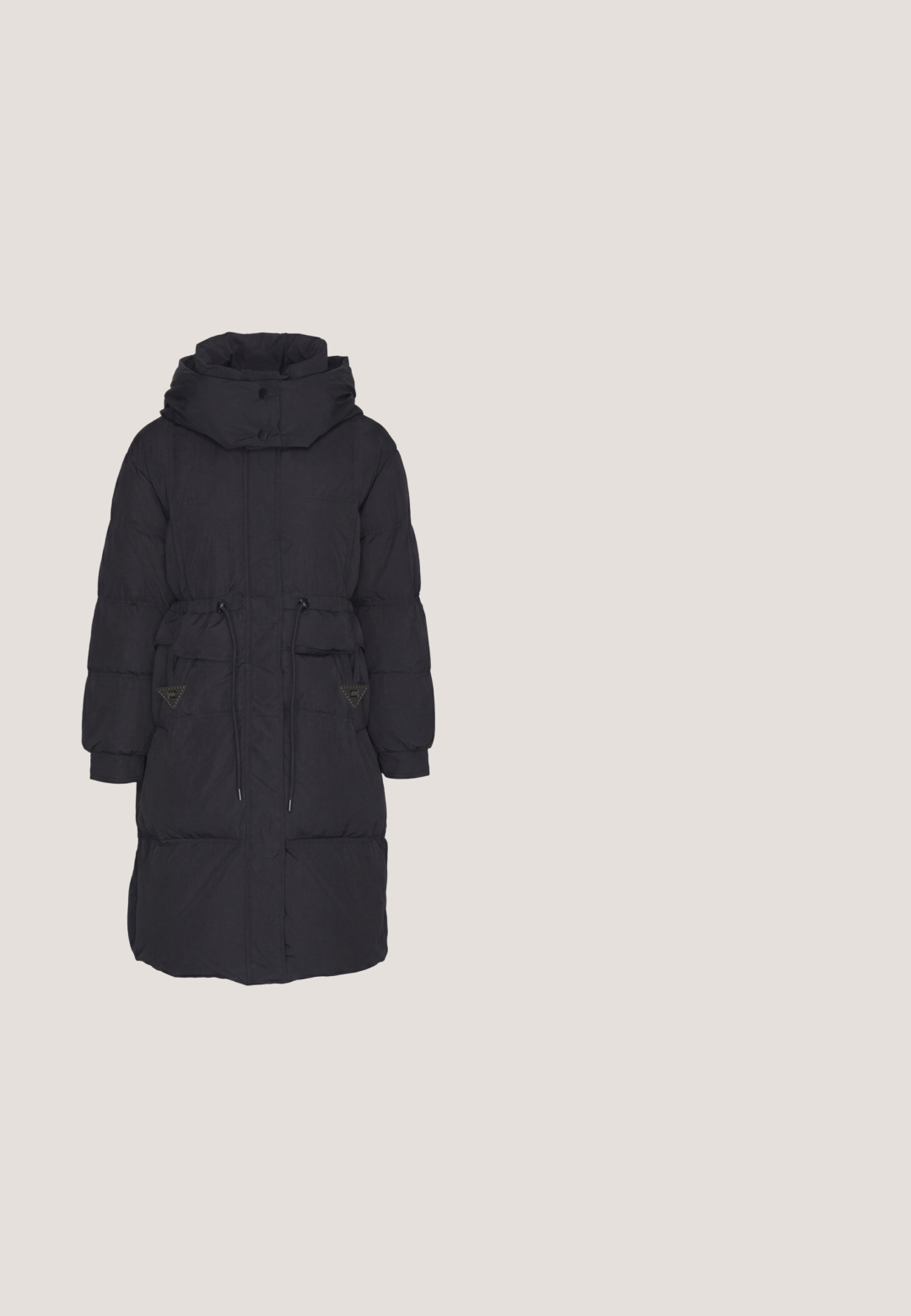 Long manteau matelassé noir avec grand col montant, boutons sur le devant, taille à cordon, deux poches devant et longueur mi-mollet. Aucune personne visible.; Pull en maille torsadée blanche avec un col montant, des manches longues et un motif texturé. Le tissu semble doux et légèrement extensible.; Tee-shirt noir à manches longues en tissu doux. Présente un col rond et une coupe ajustée, avec une texture lisse et sans motifs visibles.; Pantalons à jambes larges noirs à taille haute, dotés de deux poches avant et de deux boutons. Fabriqués dans un tissu lisse avec une finition sur mesure.; Bottines en suede noir avec une semelle en caoutchouc noir texturé. Elles disposent d'un revêtement doux au niveau du col et de coutures décoratives sur les côtés.; Sac à main en cuir noir texturé avec deux bandoulières, un rabat avant avec fermeture magnétique et une bandoulière croisée amovible avec des ferrures dorées.
