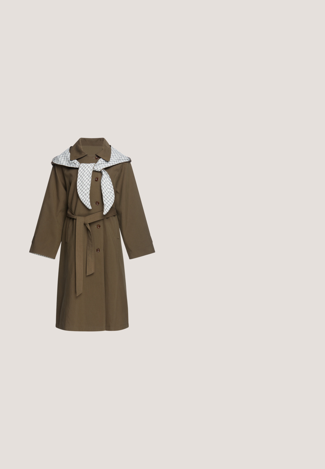 Bruine lange trenchcoat met een gestrikte riem en donkere knopen, met een grijs-wit geruite sjaal over de schouders gedrapeerd.; Bruine top met korte mouwen en een ronde halslijn, versierd met kleine vierkante studs rond de kraag en mouwzomen.; Wijde jeans van donker denim, met vervaagde gedeelten, gele stiksels, vijf zakken en een sluiting met knoop en rits.; Schoen van slangenleer tot de enkel met een puntige neus, met een glanzende afwerking, neutrale beige en bruine kleuren, lage zwarte hak en een gestructureerd patroon.; Donkerbruine leren totebag met twee hengsels en decoratieve hartvormige metalen studs en ronde versieringen aan de voorkant in het midden.; Gelaagde ketting in goudkleur met meerdere kettinkjes, amberkleurige kralen en hangers, waaronder een kruis en decoratieve vormen.