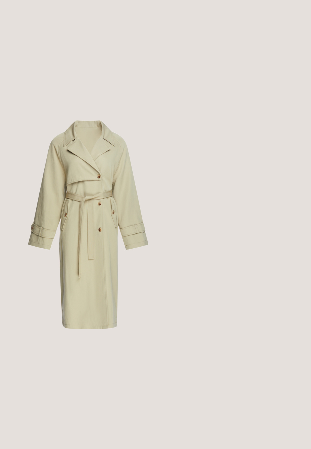 Beiger langer Trenchcoat mit breiten Revers, Knopfdetails, tailliertem Gürtel und Manschettenriemen an den Ärmeln.; Hellgelbes, geripptes Polohemd mit kurzen Ärmeln, sechs vorderen Knöpfen und spitzem Kragen.; Beige, hoch taillierte, verkürzte Hose mit weitem Bein, Gürtelschlaufen und einem einzelnen Knopfverschluss vorne.; Beige Slingback-Absatzschuhe mit einer schwarzen Lackleder-Zehenkappe, blockiertem quadratischen Absatz und verstellbarem Riemen mit Schnalle. Glatte Textur über die gesamte Oberfläche.; Beige Lederhandtasche mit abgerundeten Obergriffen, zwei runden Akzenten und einer strukturierten Form. Verfügt über einen zentralen Tab-Verschluss und einen goldenen Reißverschluss.; Goldfarbener Ring mit einem glatten, abgerundeten Design und polierter Oberfläche. Fehlen von komplizierten Mustern oder Hardware-Details. Einfacher, moderner Stil.