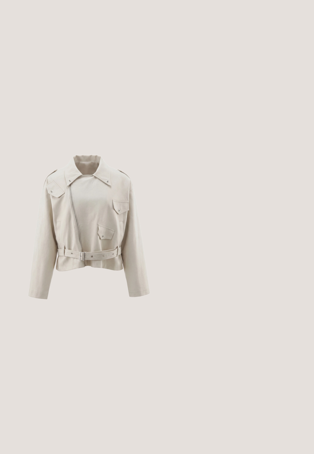 Hellbeige, kürzere Jacke mit asymmetrischem Reißverschluss, tailliertem Gürtel und drei Klappentaschen mit Druckknöpfen vorne und an den Schultern.; Ärmelloses weißes Kleid mit hohem Ausschnitt und fließendem Design. Verfügt über eine gerade Silhouette und eine glatte Textur, ideal für formelle Anlässe.; Beige Lackleder-Pumps mit hohen Absätzen, spitzer Zehenpartie, flachen Ausschnitten an den Seiten und einem schlanken Absatz. Glatte Textur mit glänzender Oberfläche.; Rechteckige braune Verlaufs-Sonnenbrille mit silbernen Rahmen und strukturierten goldfarbenen Kettenglied-Bügeln vor weißem Hintergrund.; Metall-Clutch mit abgerundetem Deckel, verfügt über ein strukturiertes pinkes Mesh-Design und einen goldenen Verschluss. Glatte Oberfläche mit einem stabilen Boden.; Guess ACE OF ARMBAND - Armband - goldenfarbe
