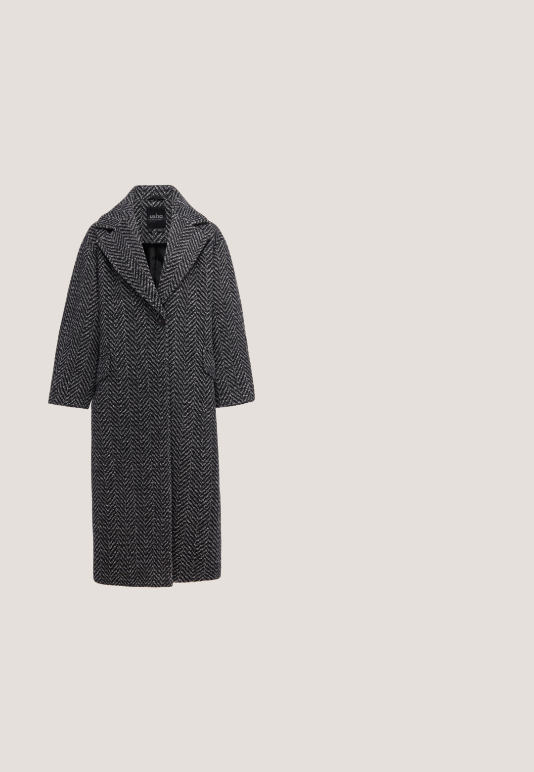 Langer schwarz-weißer Wollmantel mit Fischgrätmuster, weitem Revers und einer sichtbaren Knopfleiste.; Dunkelgrau weit ausgeschnittener Pullover aus weichem Material. Mit langen Ärmeln und lockerem, lässigem Schnitt. Keine Muster oder Akzente sichtbar.; Graue karierte weit geschnittene Hosen aus glattem Stoff, mit vorderen Falten und einem schwarzen Gürtel mit einer silbernen Schnalle.; Schwarze Leder-Stiefeletten mit einer spitzen Zehenform, geschwungenen Seitennähten und einem niedrigen Blockabsatz. Verfügt über einen Reißverschluss und eine glatte Textur.; Schwarze Leder-Tote mit zwei langen Griffen, gebogener Form, strukturiertem Finish und sichtbaren Nahtdetails, geeignet für den täglichen Gebrauch.; Glänzendes silbernes offenes Manschettenarmband mit einem geschwungenen Doppelband-Design und glatter polierter Oberfläche.