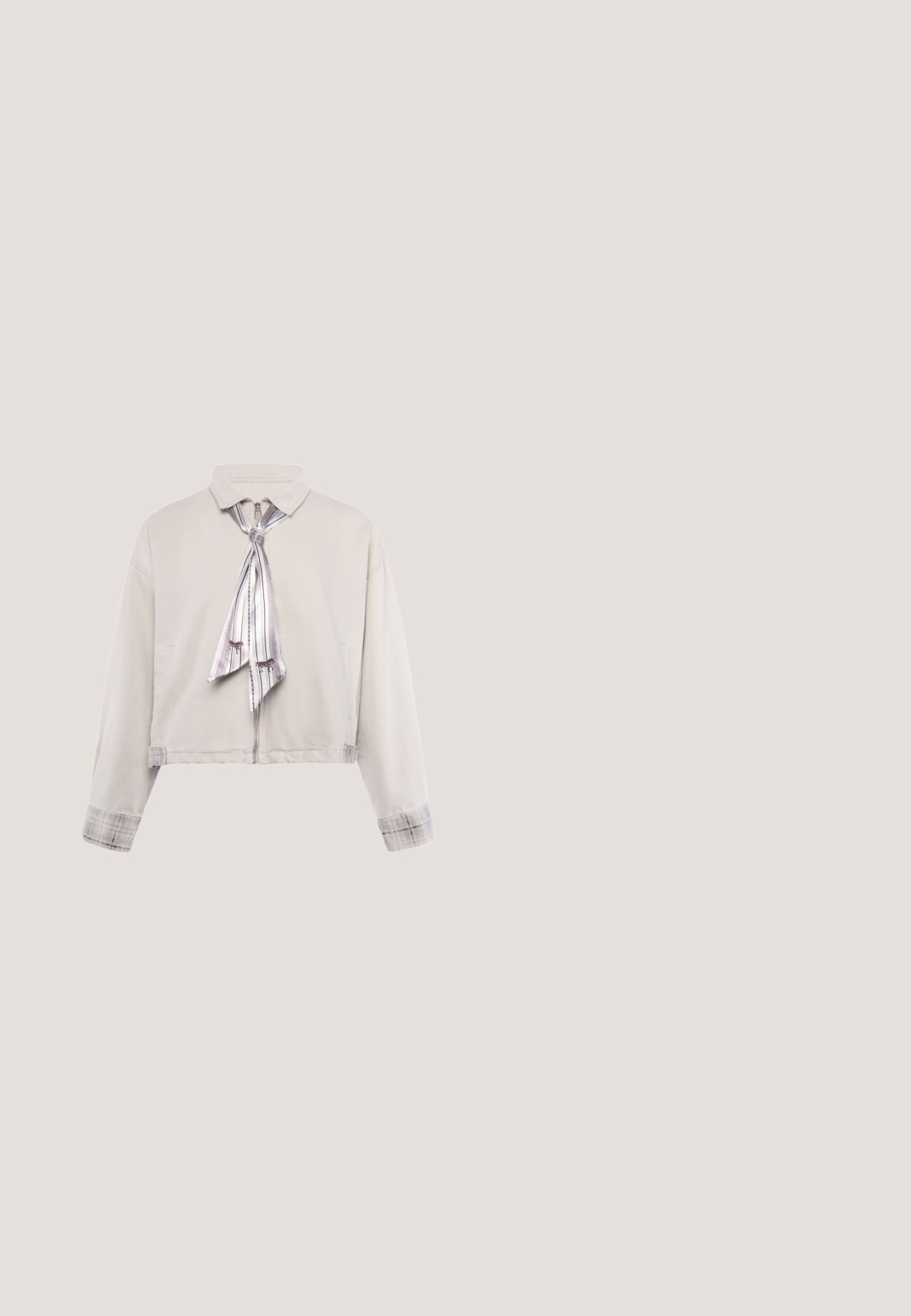 Lichtbeige korte jas met ritssluiting voor, geruite manchetten en een gestrikte gestreepte sjaal met kleine paardenafdrukken bij de kraag.; Witte lange mouwen button-up shirt. Kenmerkt zich door een klassieke kraag, soepel katoenmateriaal, rechte snit en knoopsluiting aan de voorkant.; Lichtblauwe wijde broek met elastische tailleband en zichtbare verticale naden, met zijzakken.; Lichtblauwe suède instapper met platte beige zool en een decoratieve band bovenop, zijaanzicht.; Lichtblauwe langwerpige handtas met dubbele handvatten en een bovenste ritssluiting, rustend op een witte achtergrond.; Zilveren kettinkjesarmband met vijf kleine hartvormige bedeltjes en een karabijnsluiting met verstelbare schakels en een klein rond label.